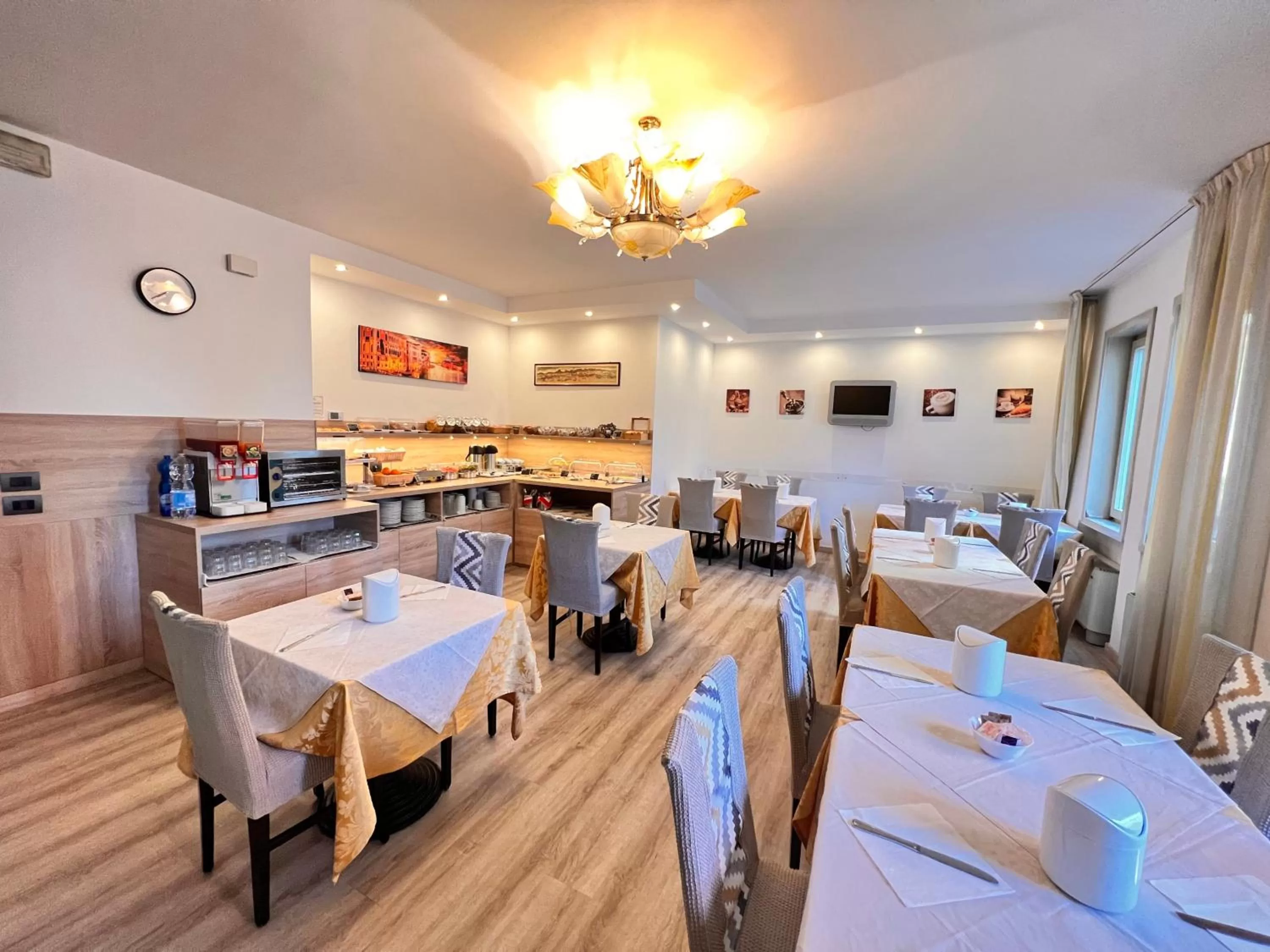 Restaurant/places to eat in Hotel Aurora