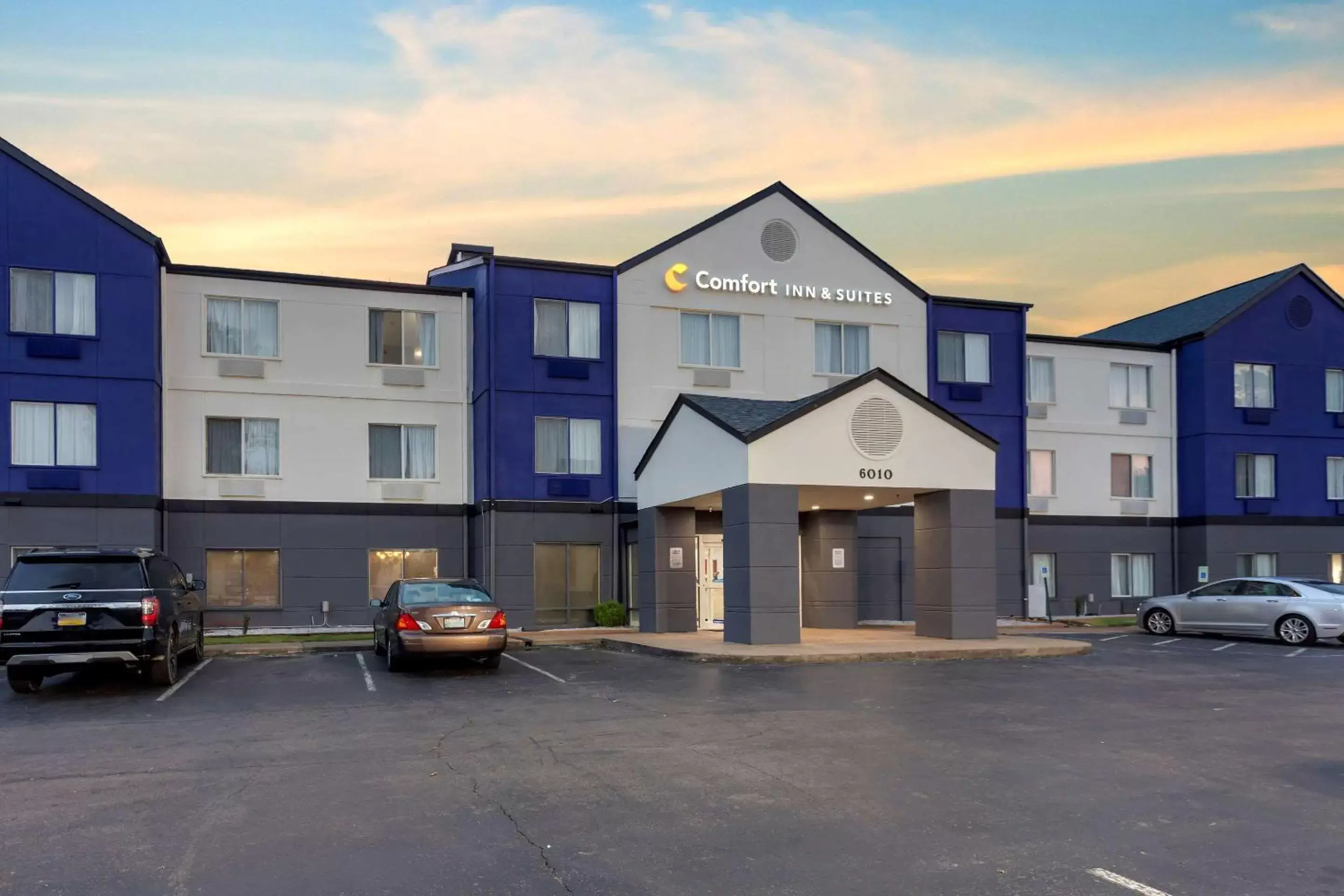 Property Building in Comfort Inn & Suites