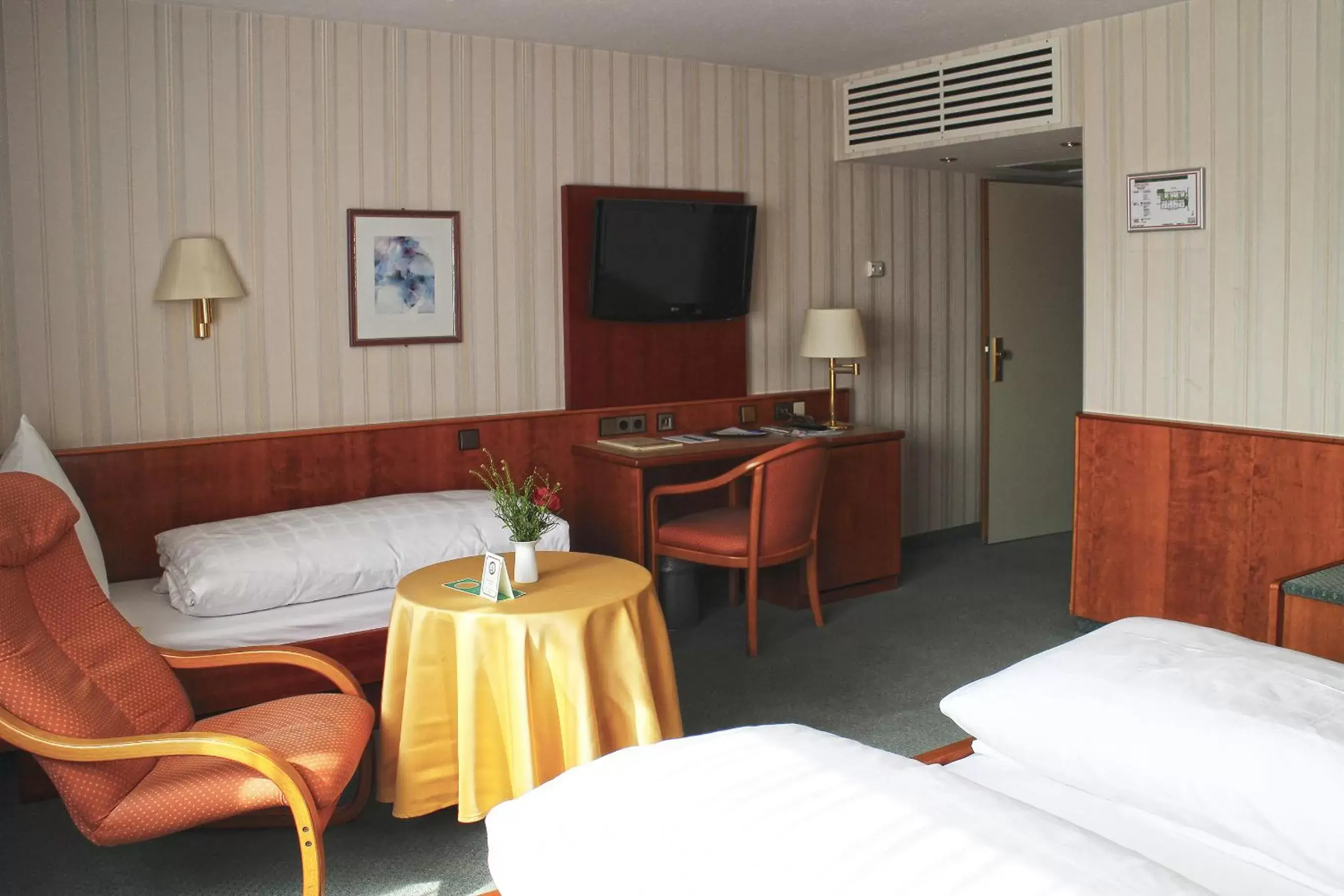 Bedroom, Seating Area in Hotel Zum Schiff