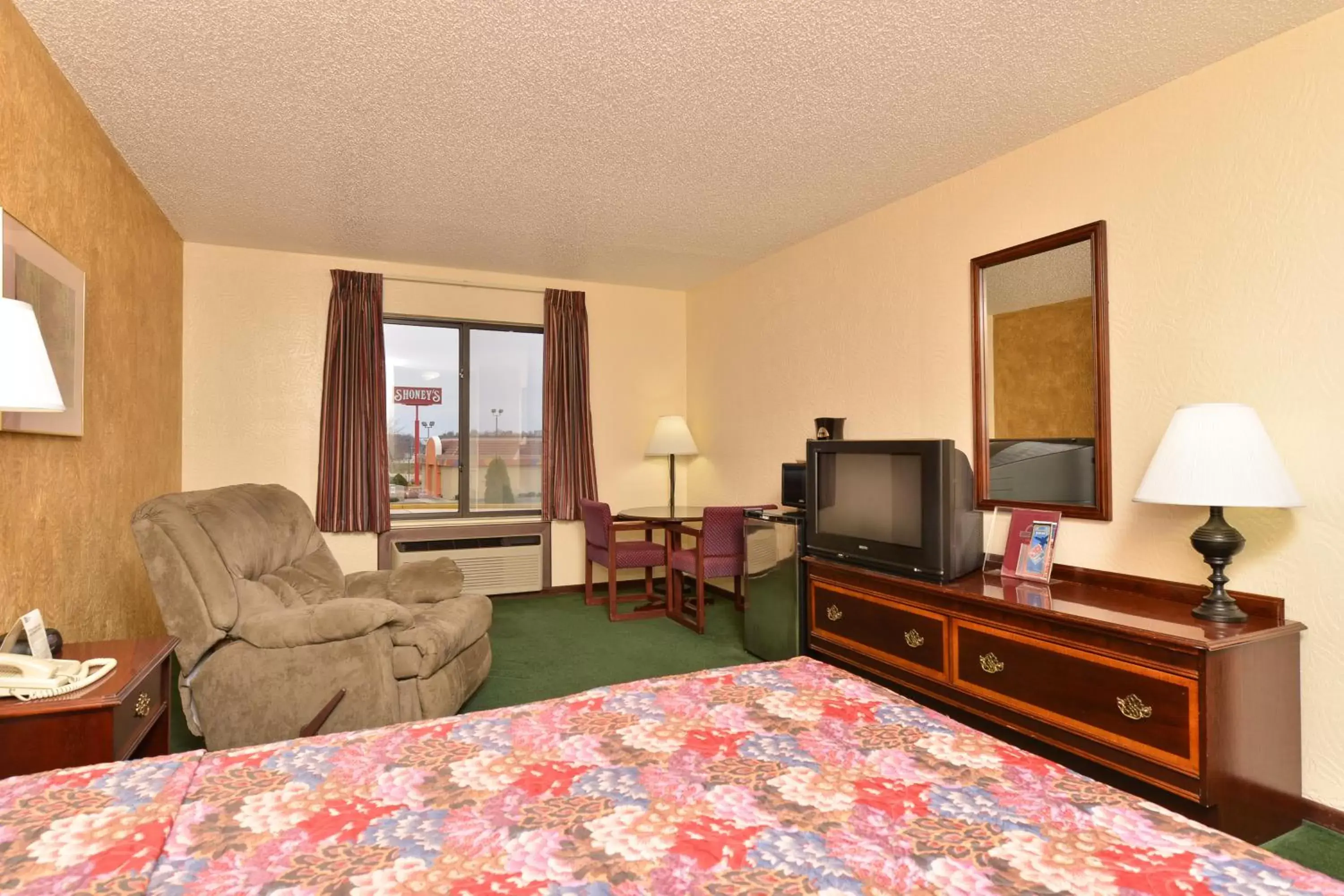 Bedroom, TV/Entertainment Center in Days Inn by Wyndham Ozark Springfield