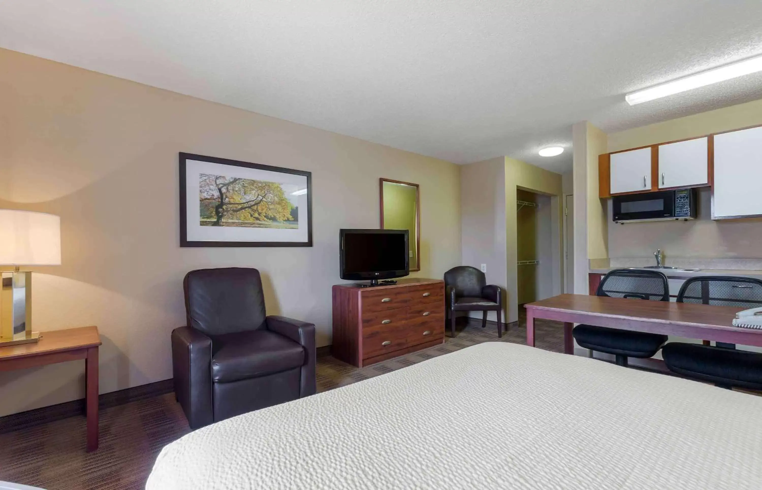 Bedroom, TV/Entertainment Center in Extended Stay America Suites - El Paso - West