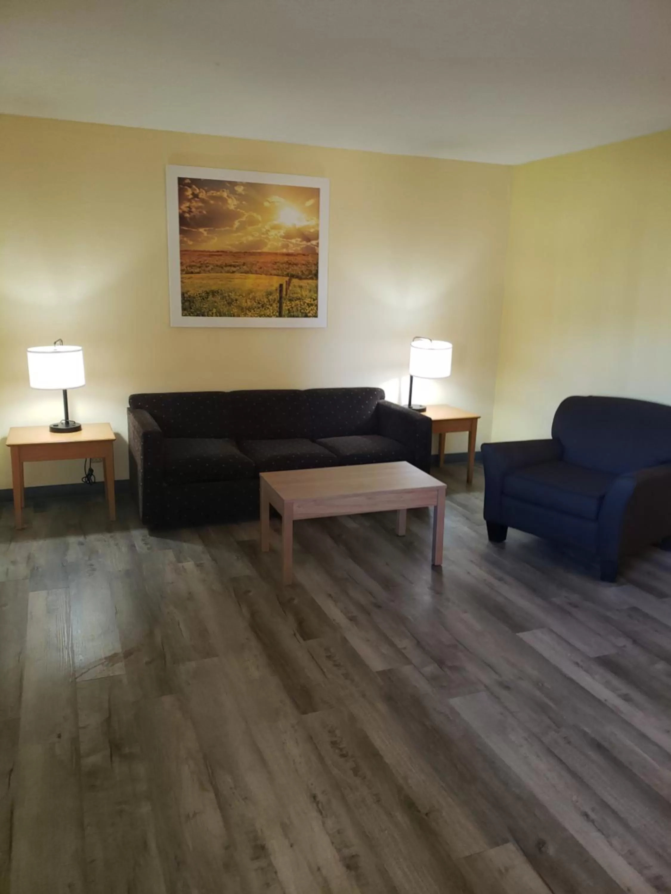 Living room in Days Inn & Suites by Wyndham Clovis
