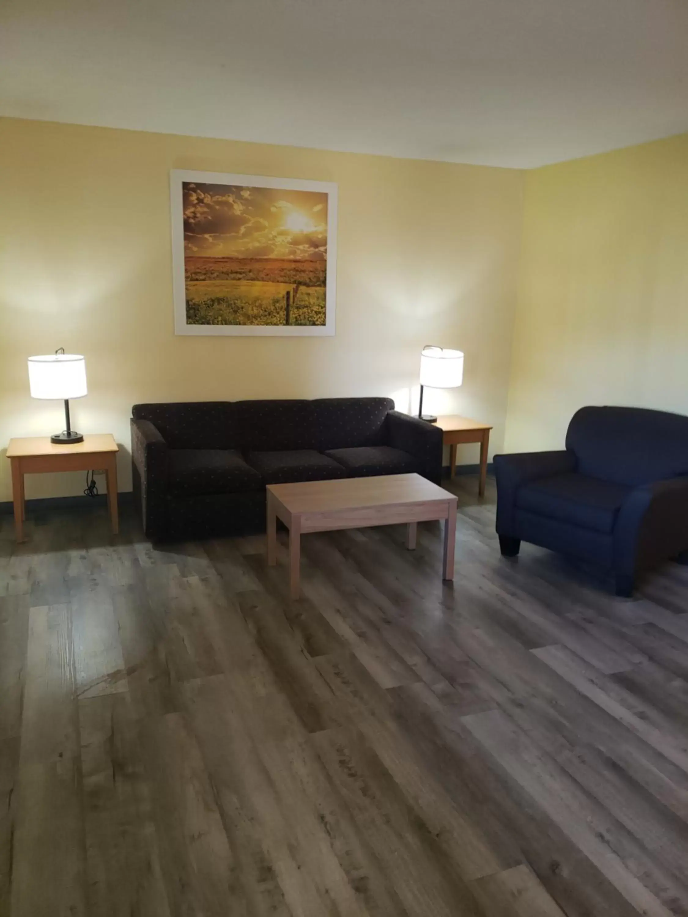 Living room, Seating Area in Days Inn & Suites by Wyndham Clovis