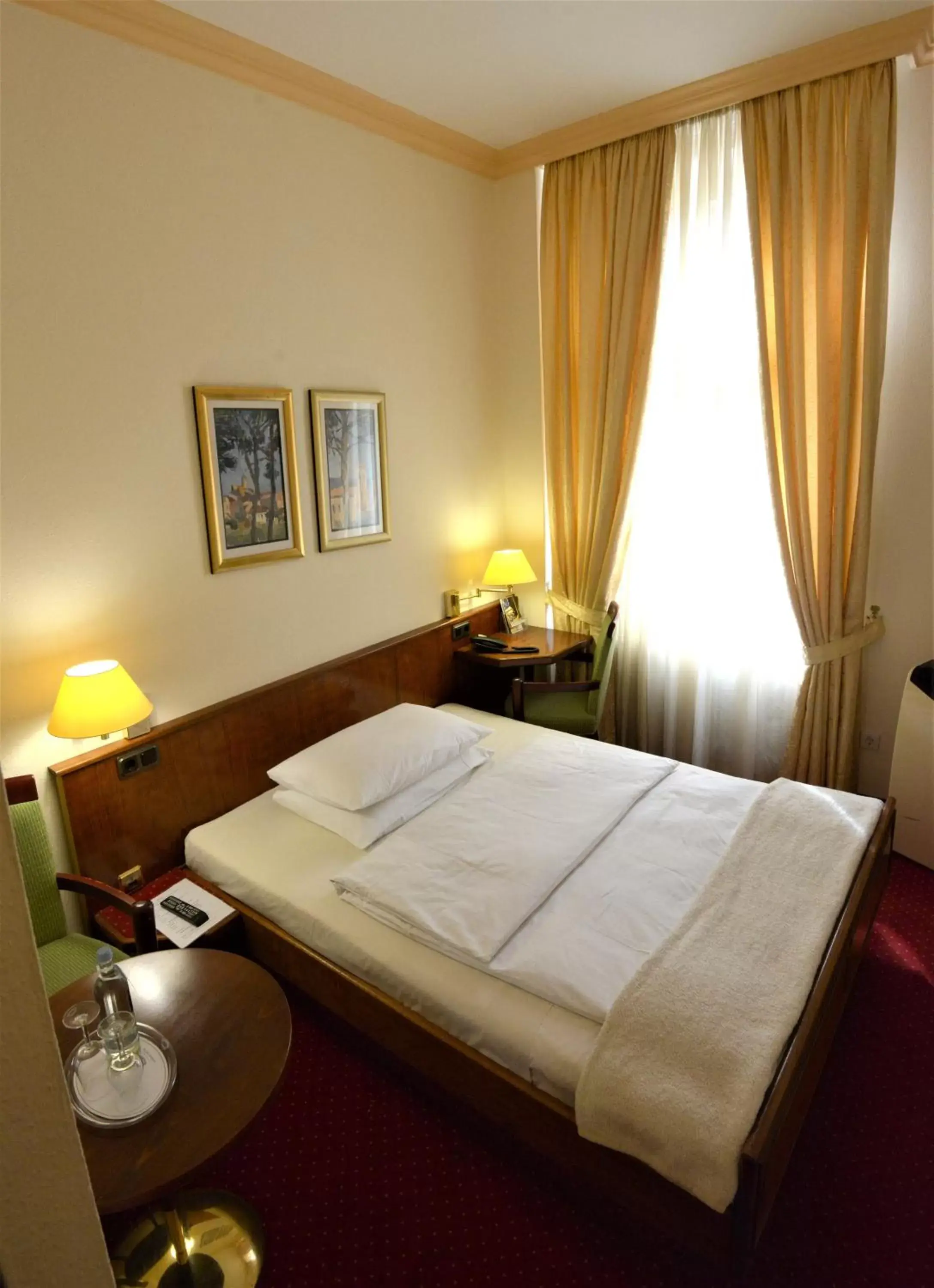 Photo of the whole room, Bed in Hotel am Kochbrunnen