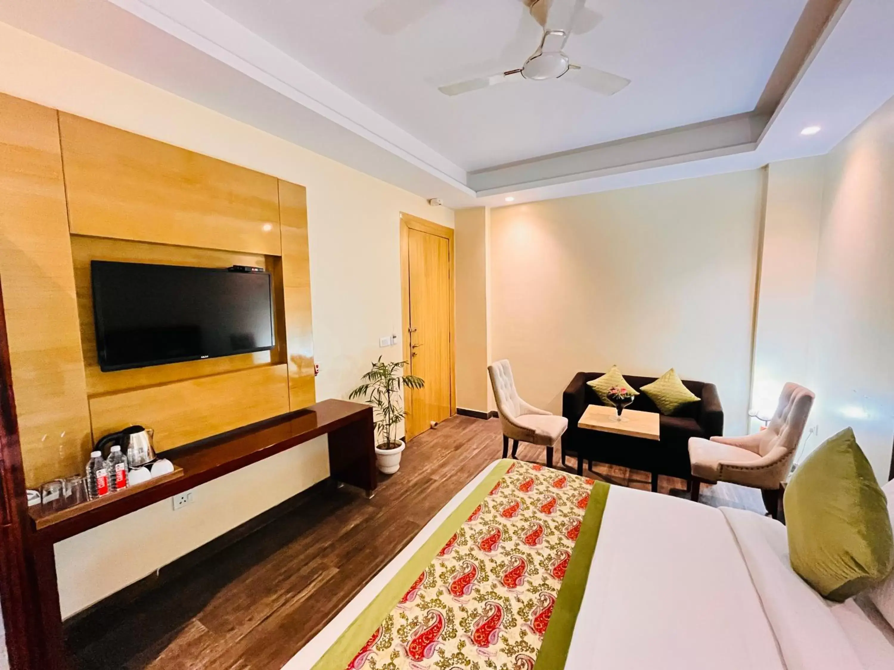 Bed, TV/Entertainment Center in Hotel Banz - Near Delhi International Airport