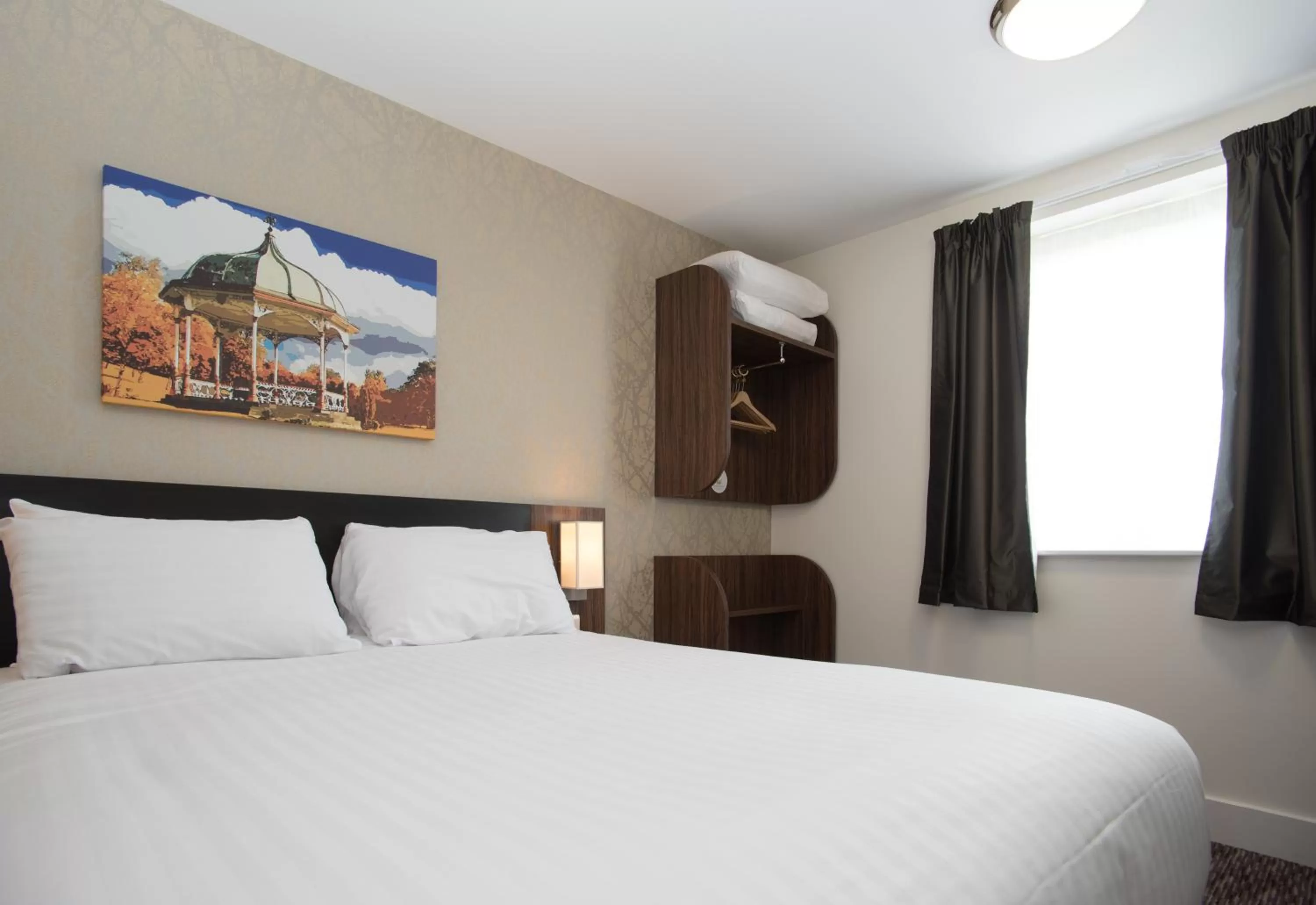 Bedroom, Bed in Sweet Chestnut, Dunfermline by Marston's Inns