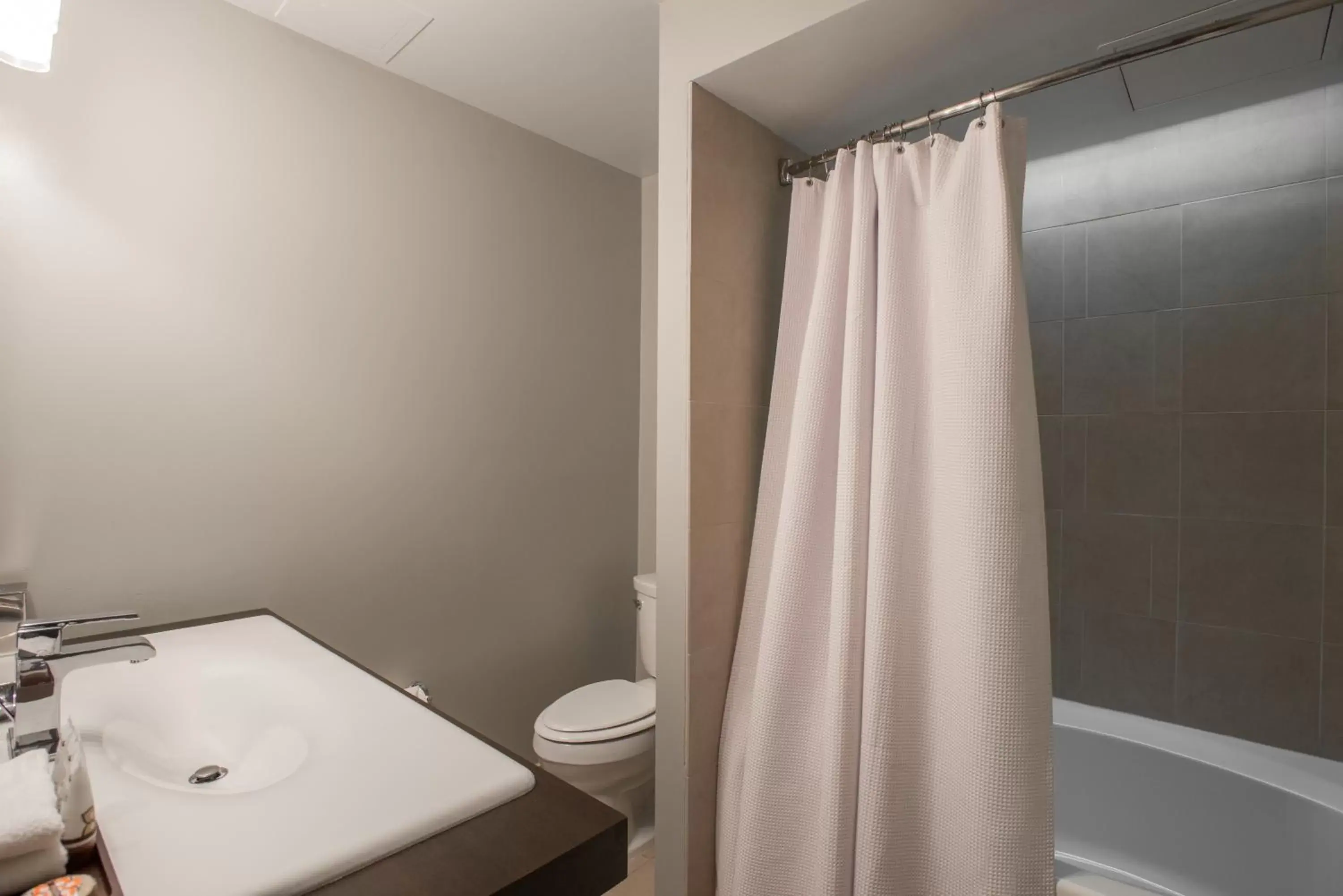 Shower, Bathroom in Magnolia Hotel Denver, a Tribute Portfolio Hotel