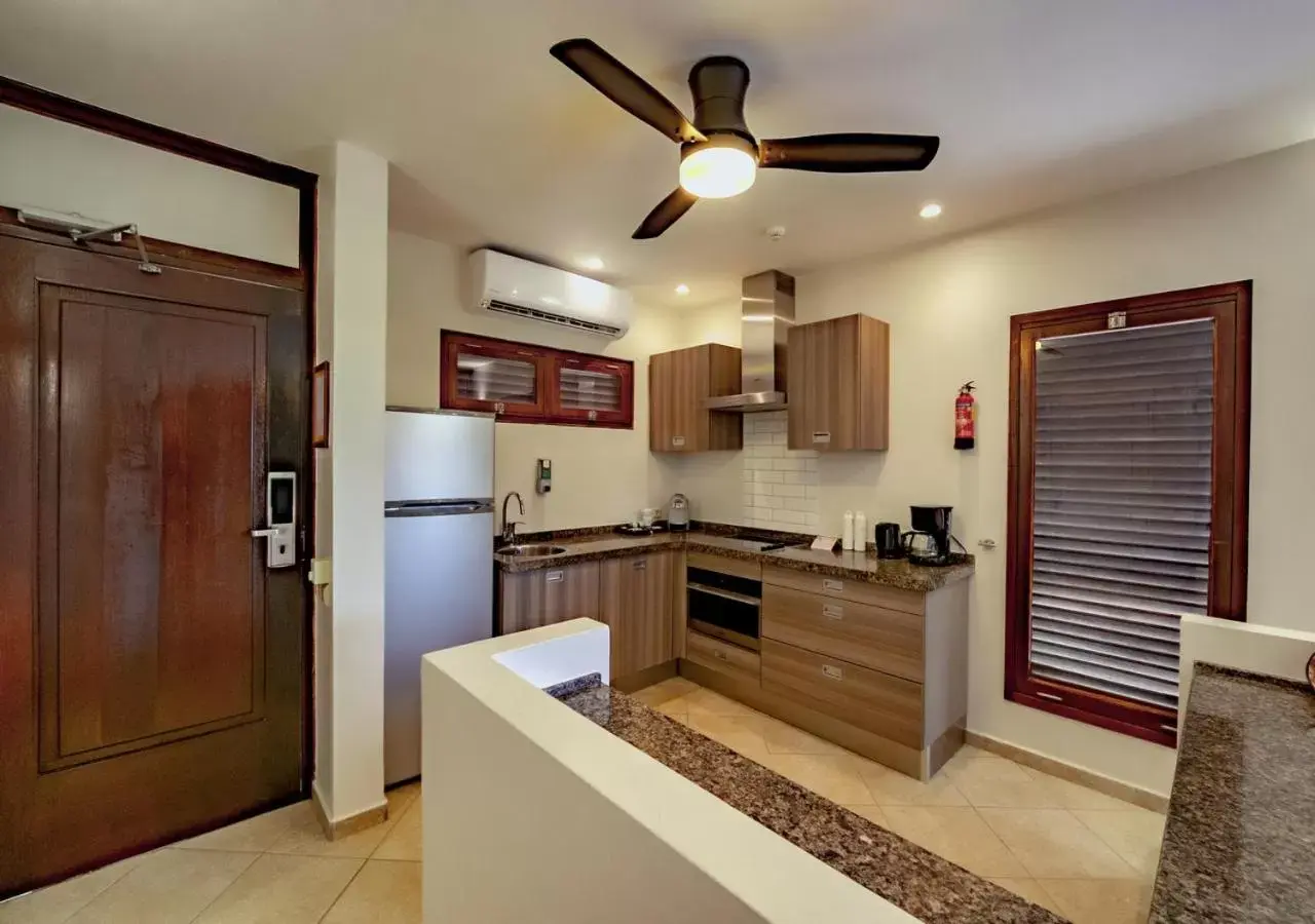 Kitchen or kitchenette, Kitchen/Kitchenette in LionsDive Beach Resort