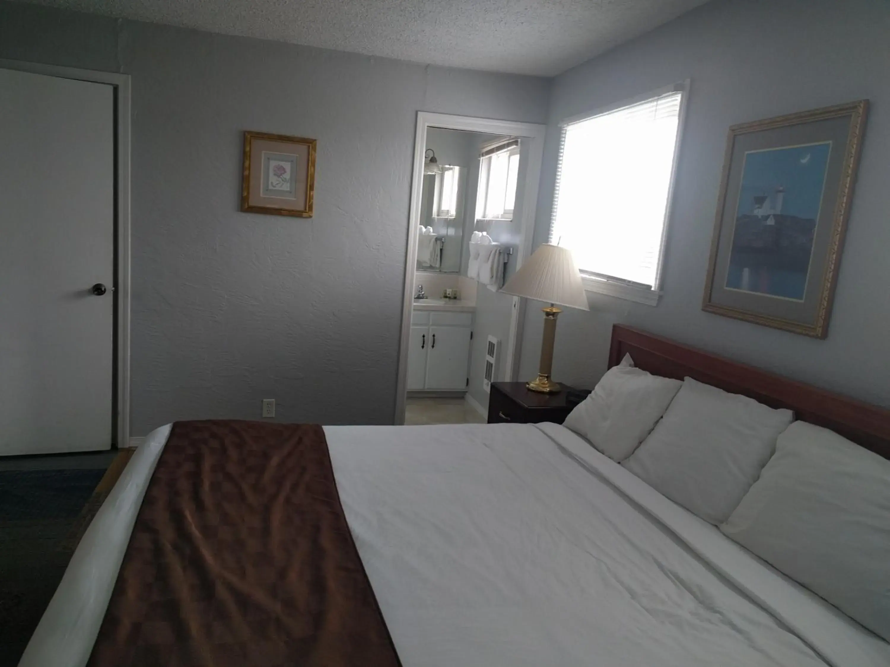 Bed in Ocean Shores Inn & Suites