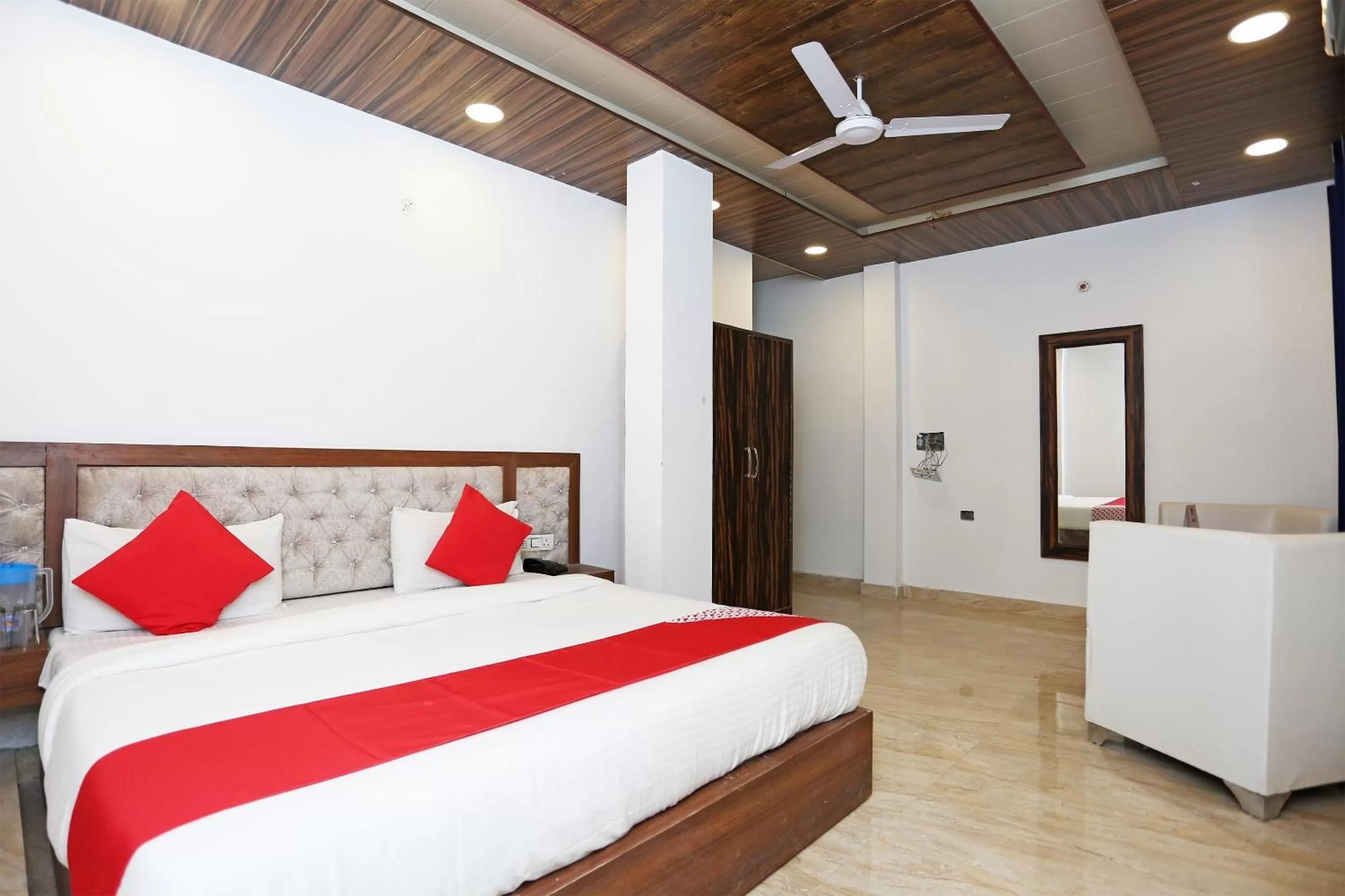 Bedroom, Bed in Super OYO Capital O Hotel Rosewood Inn