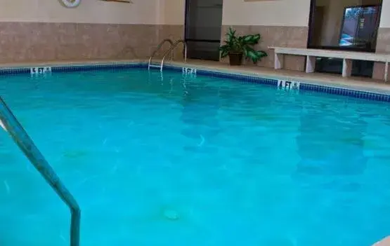 Swimming Pool in Country Hearth Inn-Union City