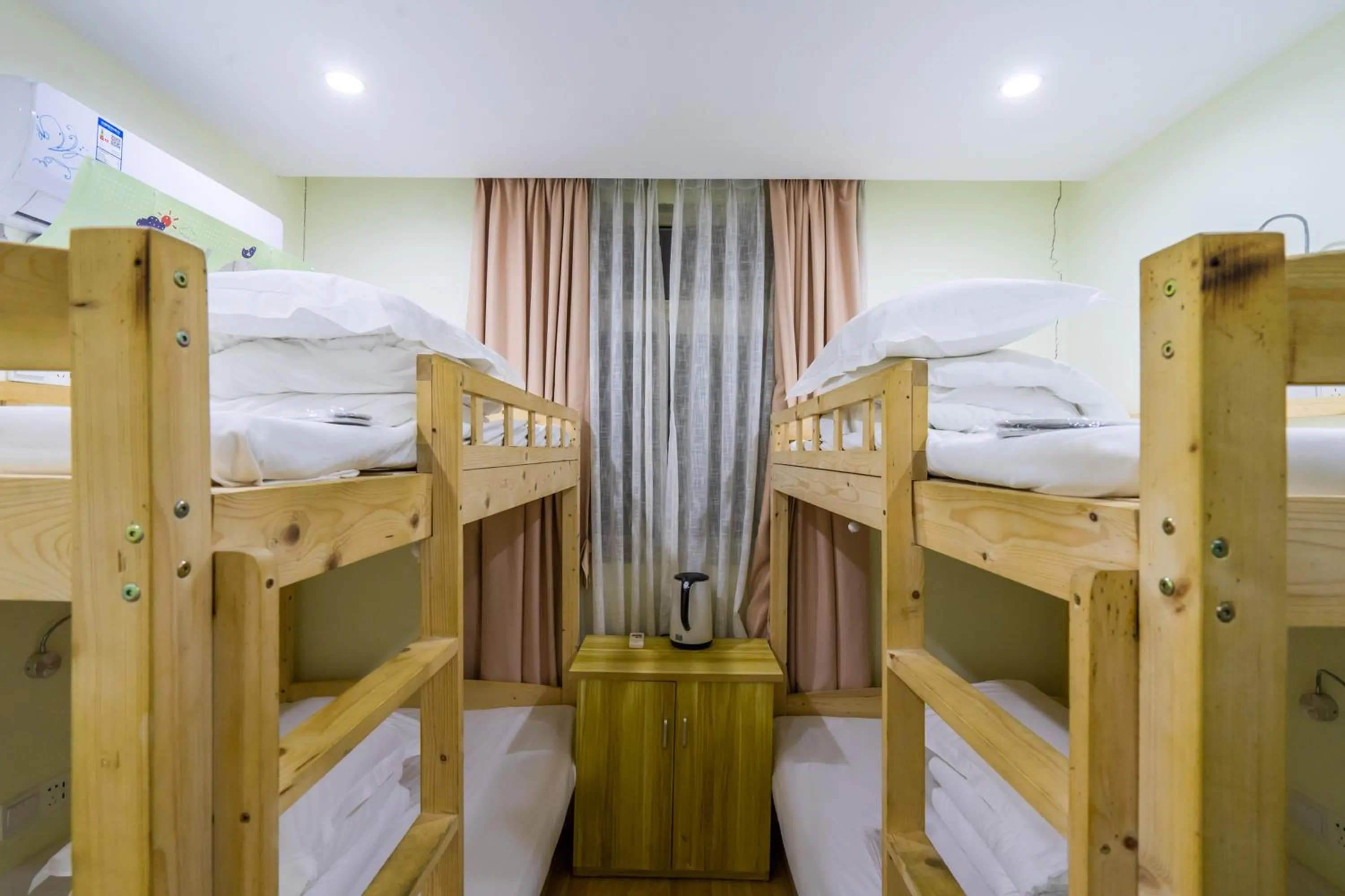 Photo of the whole room, Bed in Hangzhou Memory Travel International Hotel-Edge Westlake