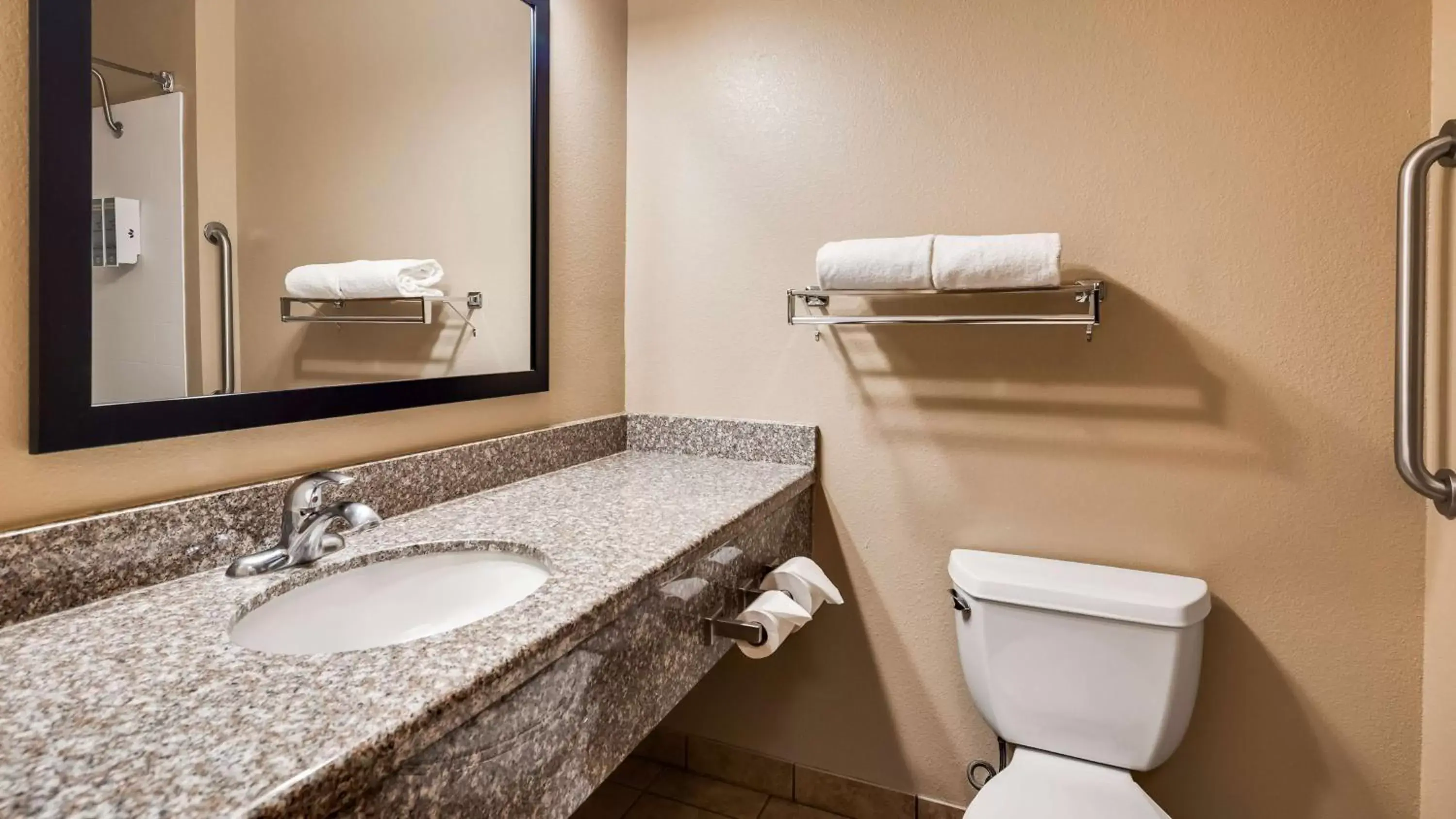Bathroom in Best Western El-Quartelejo Inn & Suites