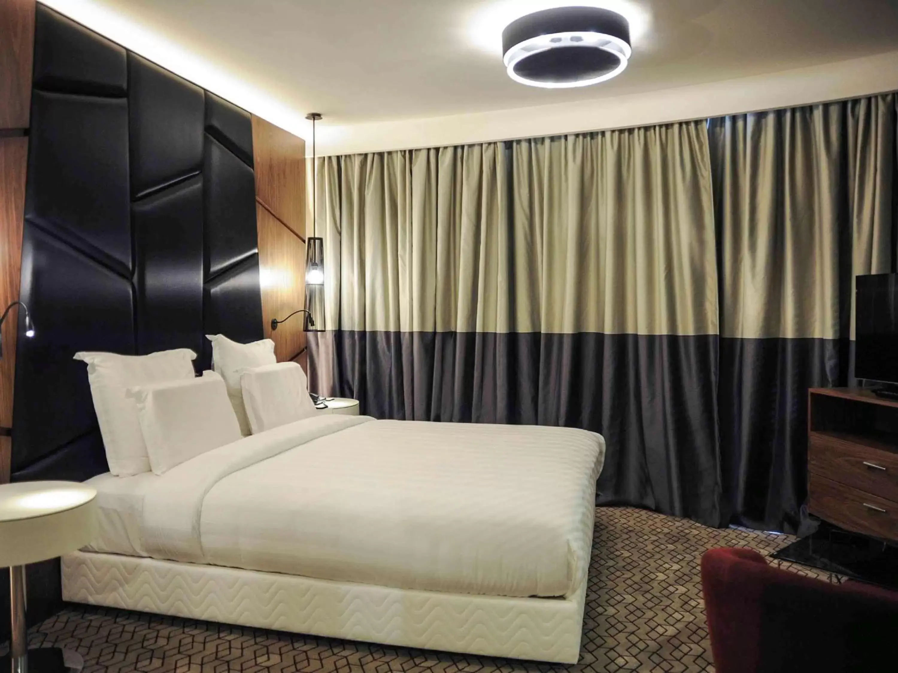 Photo of the whole room, Bed in Pullman Istanbul Hotel & Convention Center