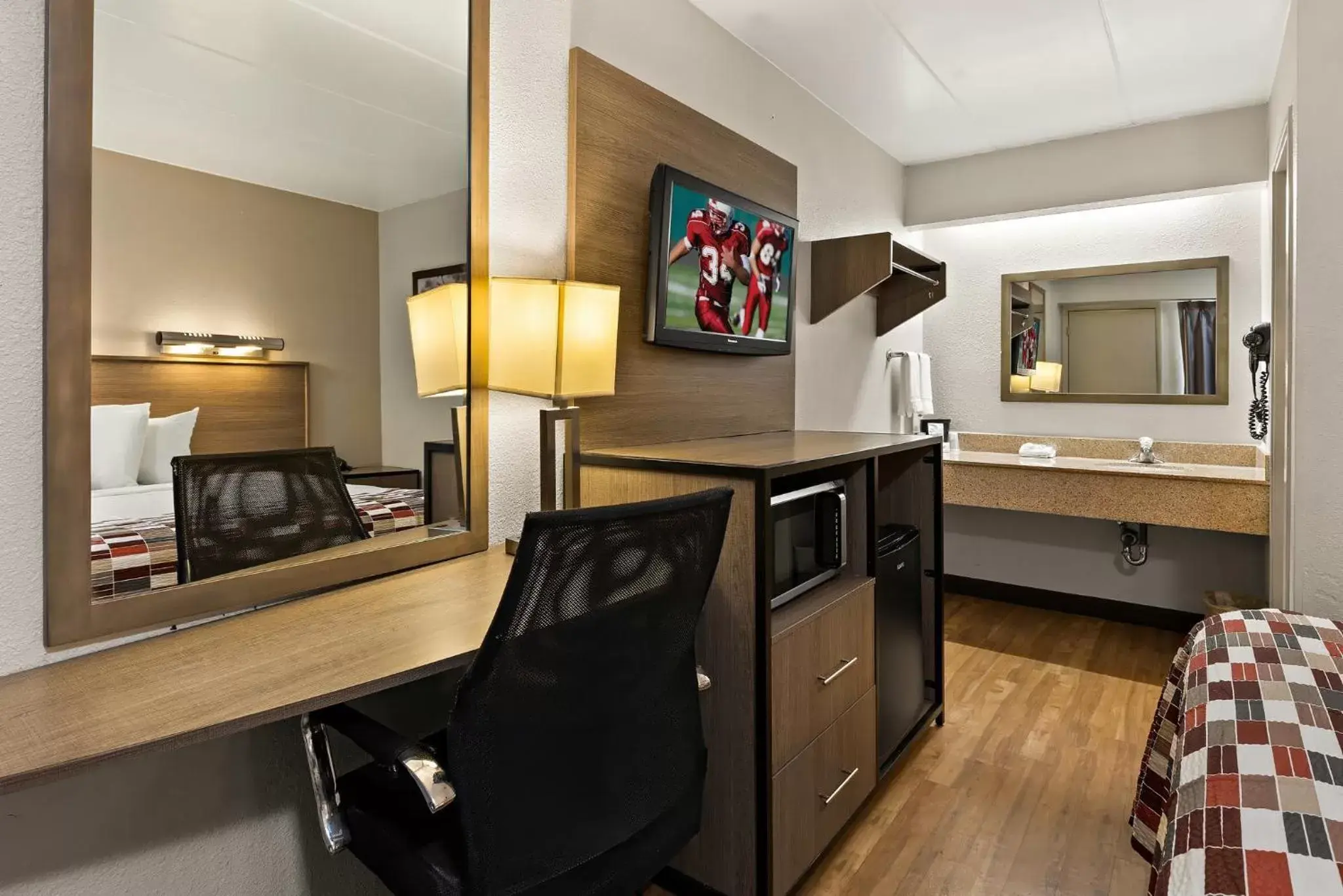 Photo of the whole room, Kitchen/Kitchenette in Red Roof Inn Cleveland - Independence