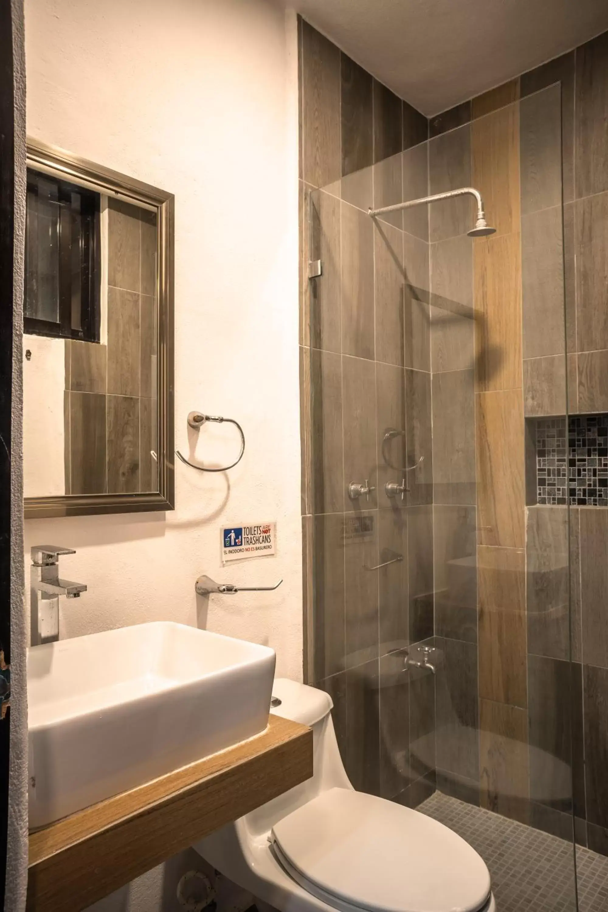 Shower, Bathroom in Maui hostel playa del carmen