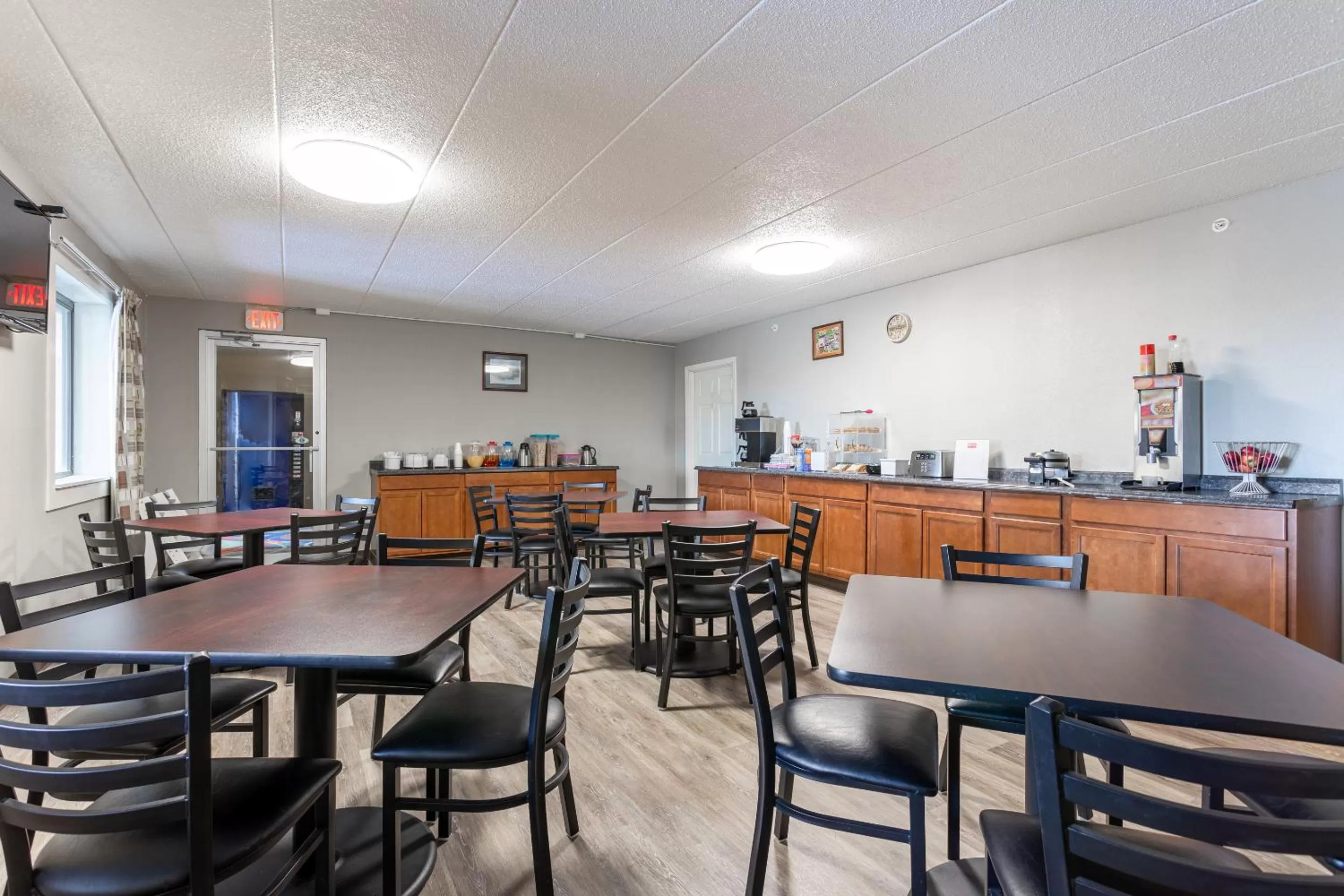 Restaurant/places to eat in FairBridge Inn Express Monroe City