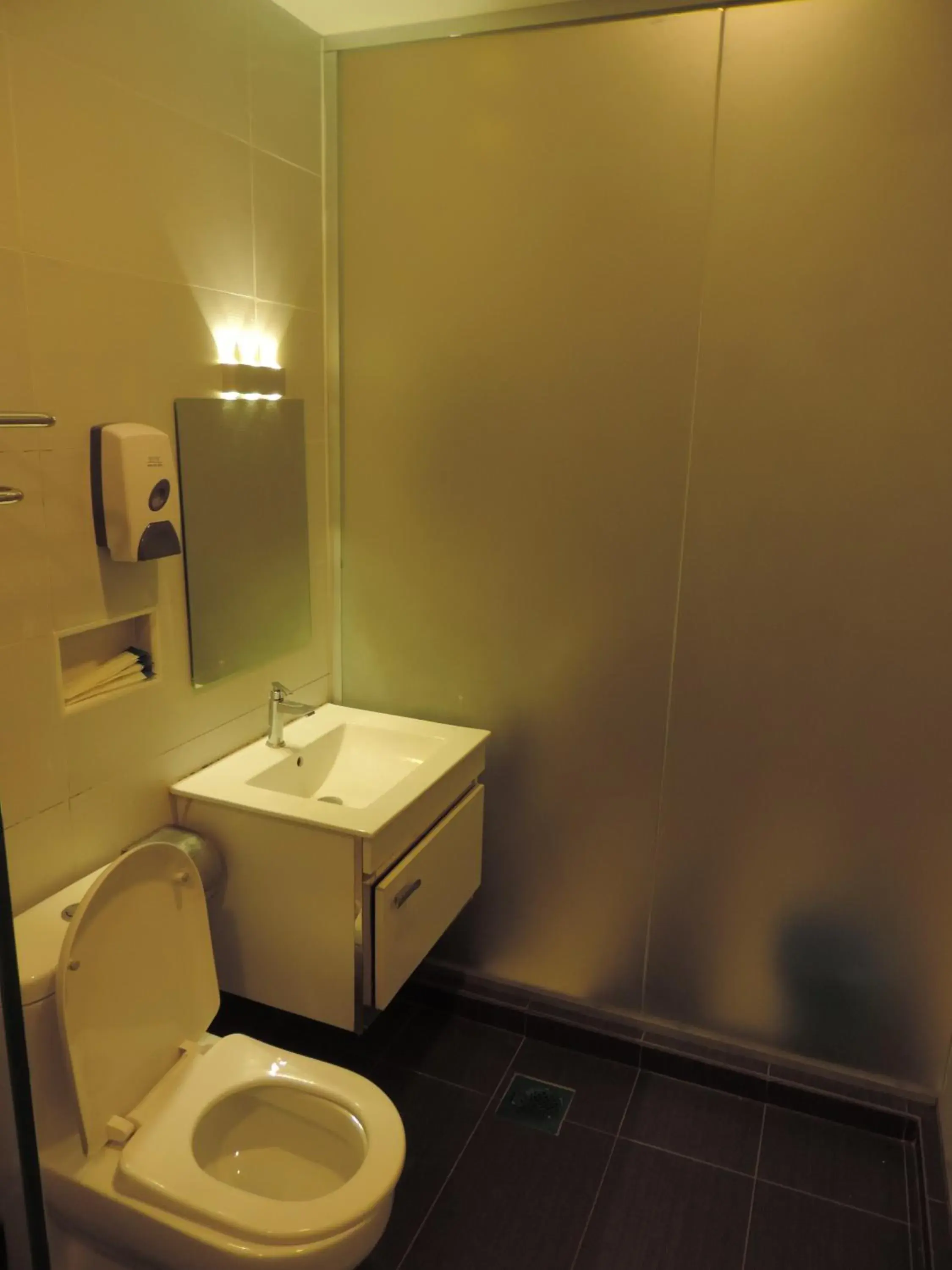 Bathroom in Golden Leaf Hotel Danga Bay 5 minutes Hospital Hsa,Zoo,Angsana Mall,20 minutes Utm, Legoland