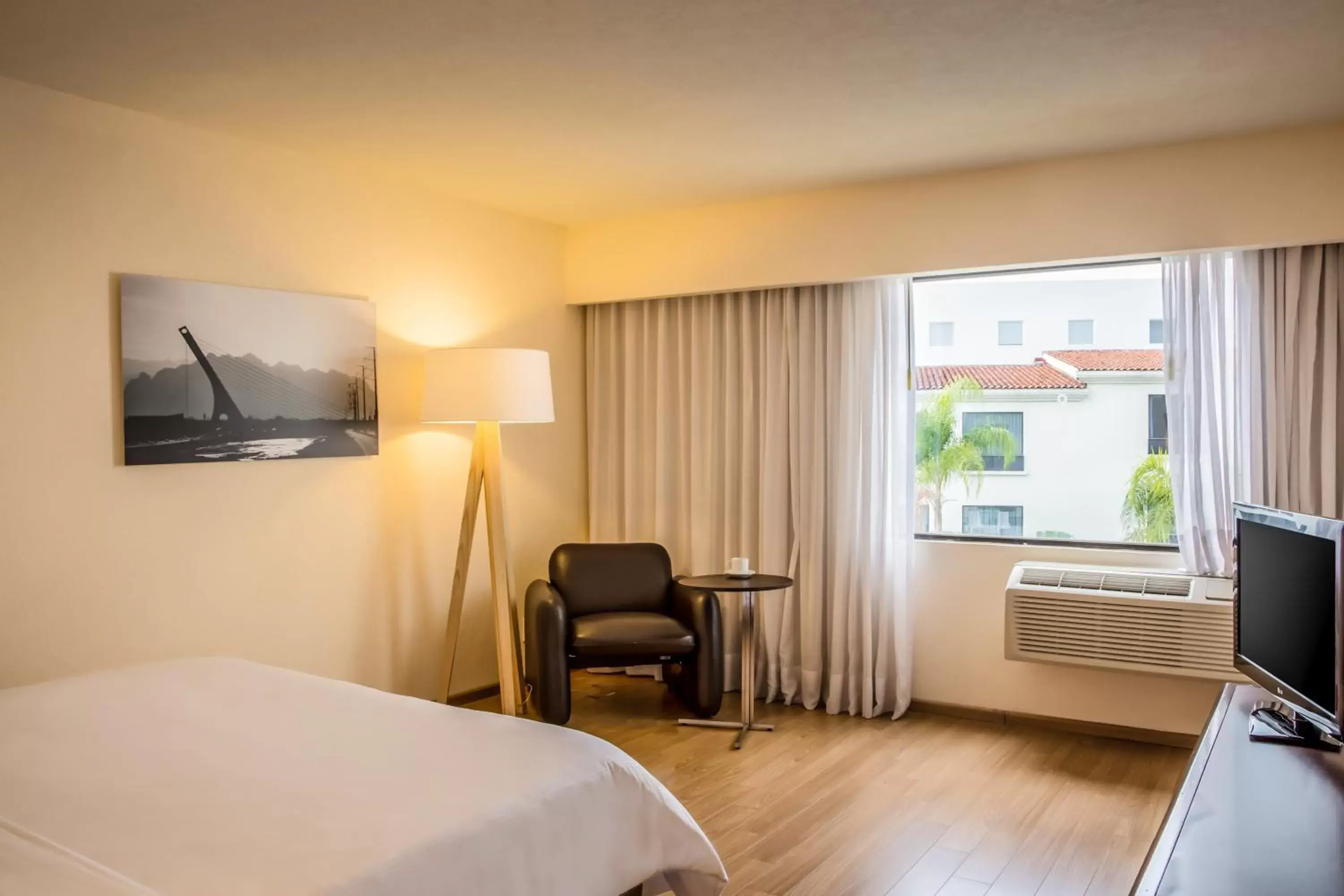 Bedroom, TV/Entertainment Center in Fiesta Inn Monterrey la Fe