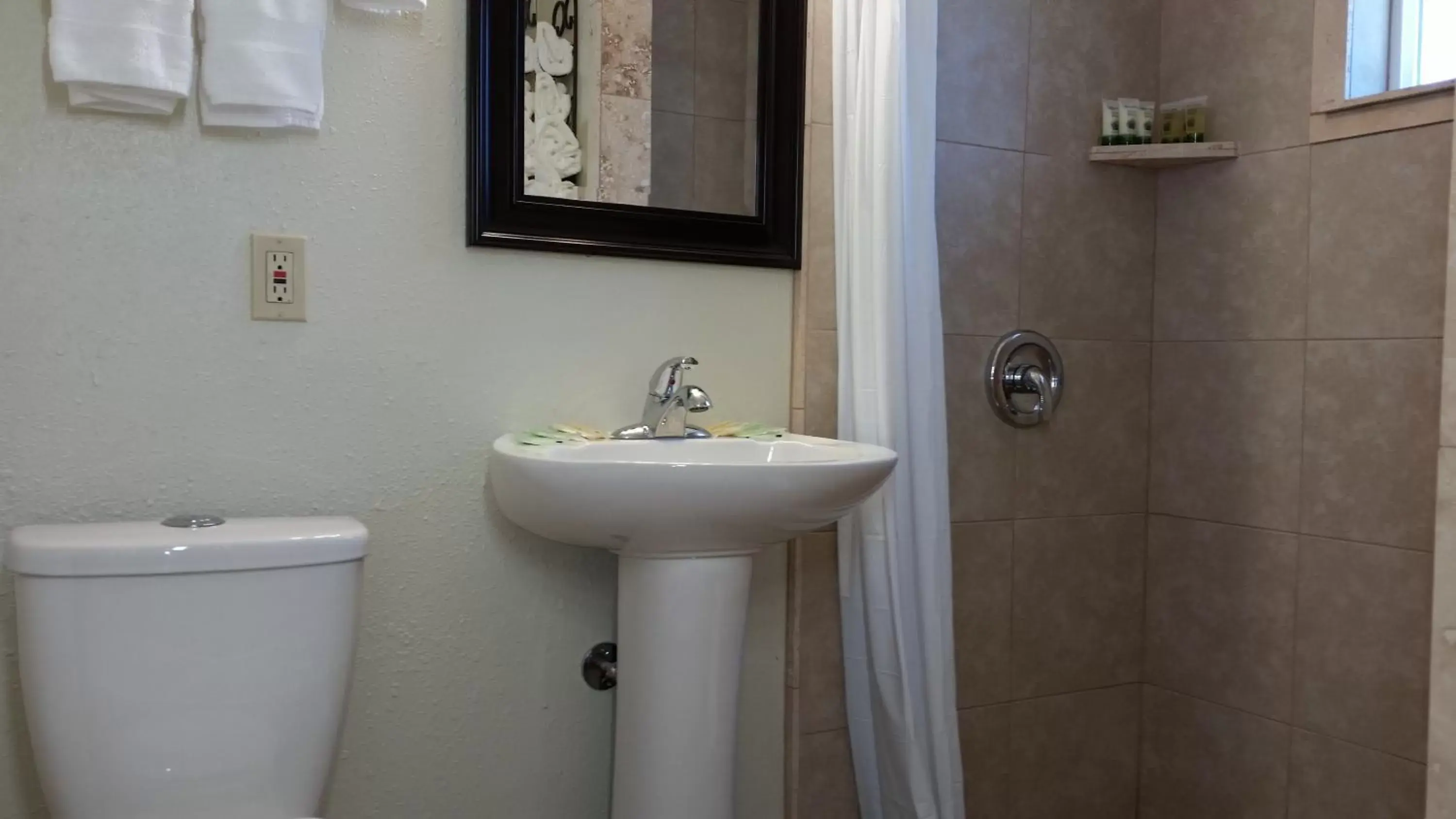 Bathroom in El Rancho Motel