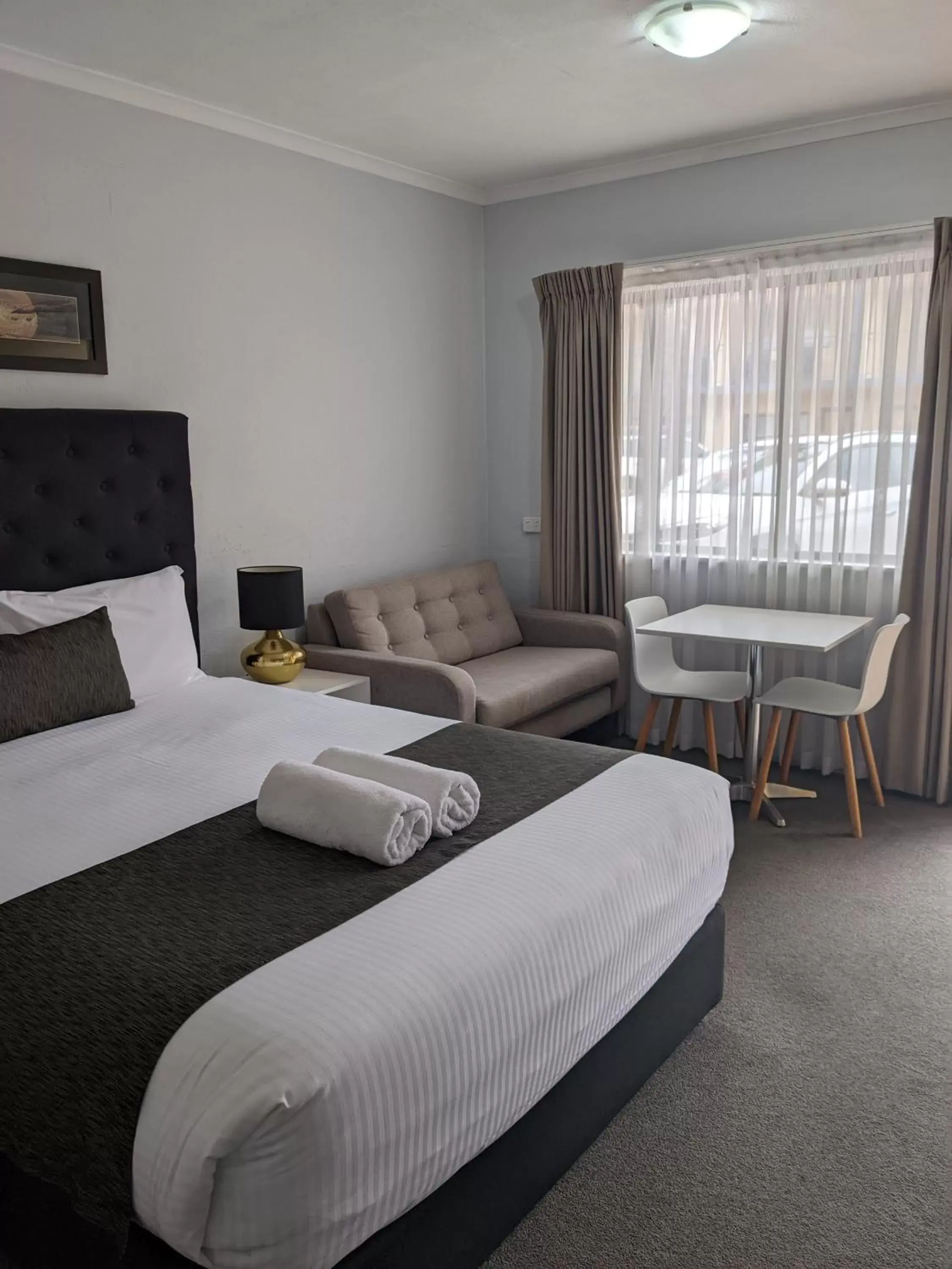 Seating area, Bed in Araluen Motor Lodge