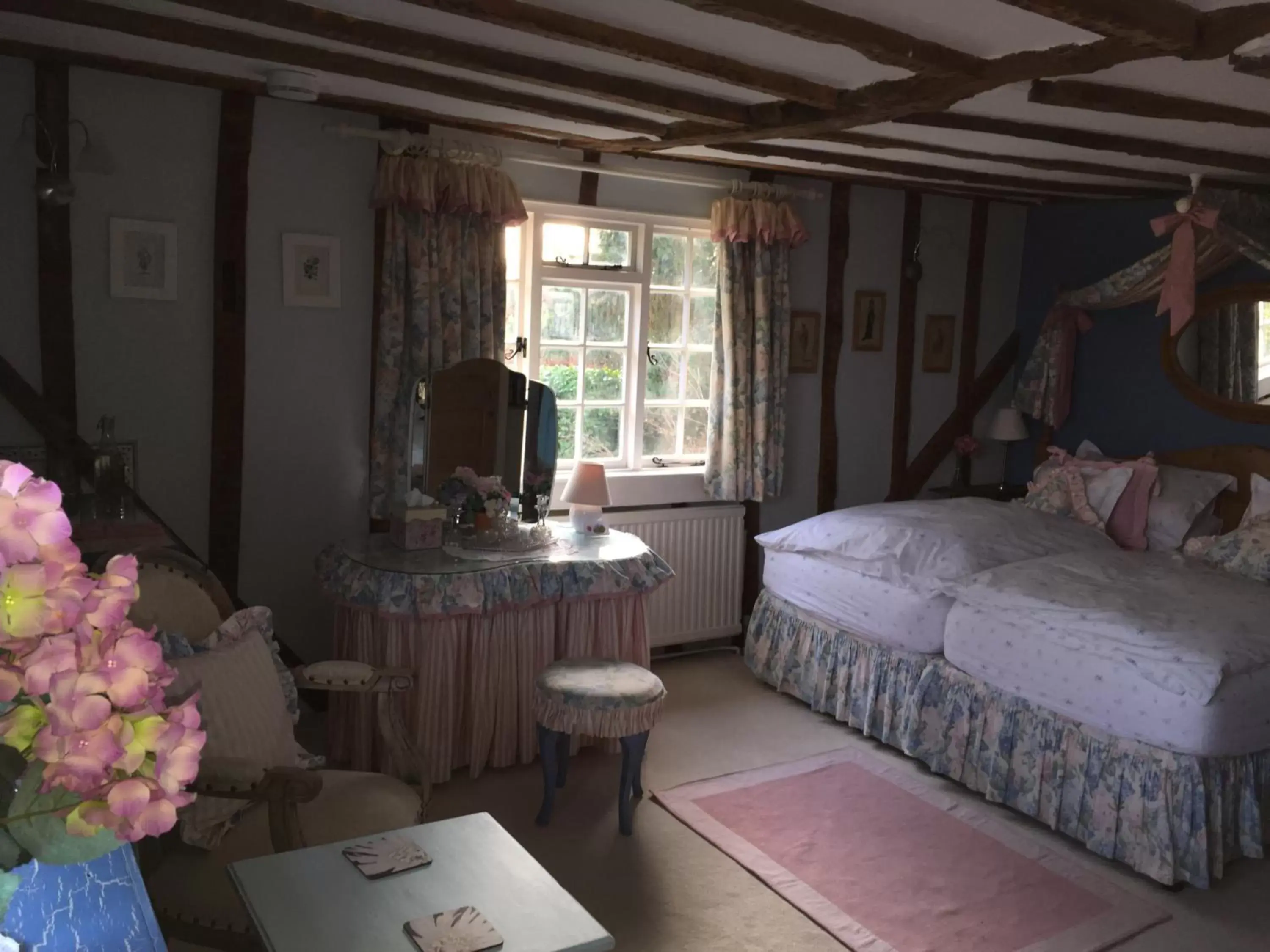 Photo of the whole room in Clayton Wickham Farmhouse