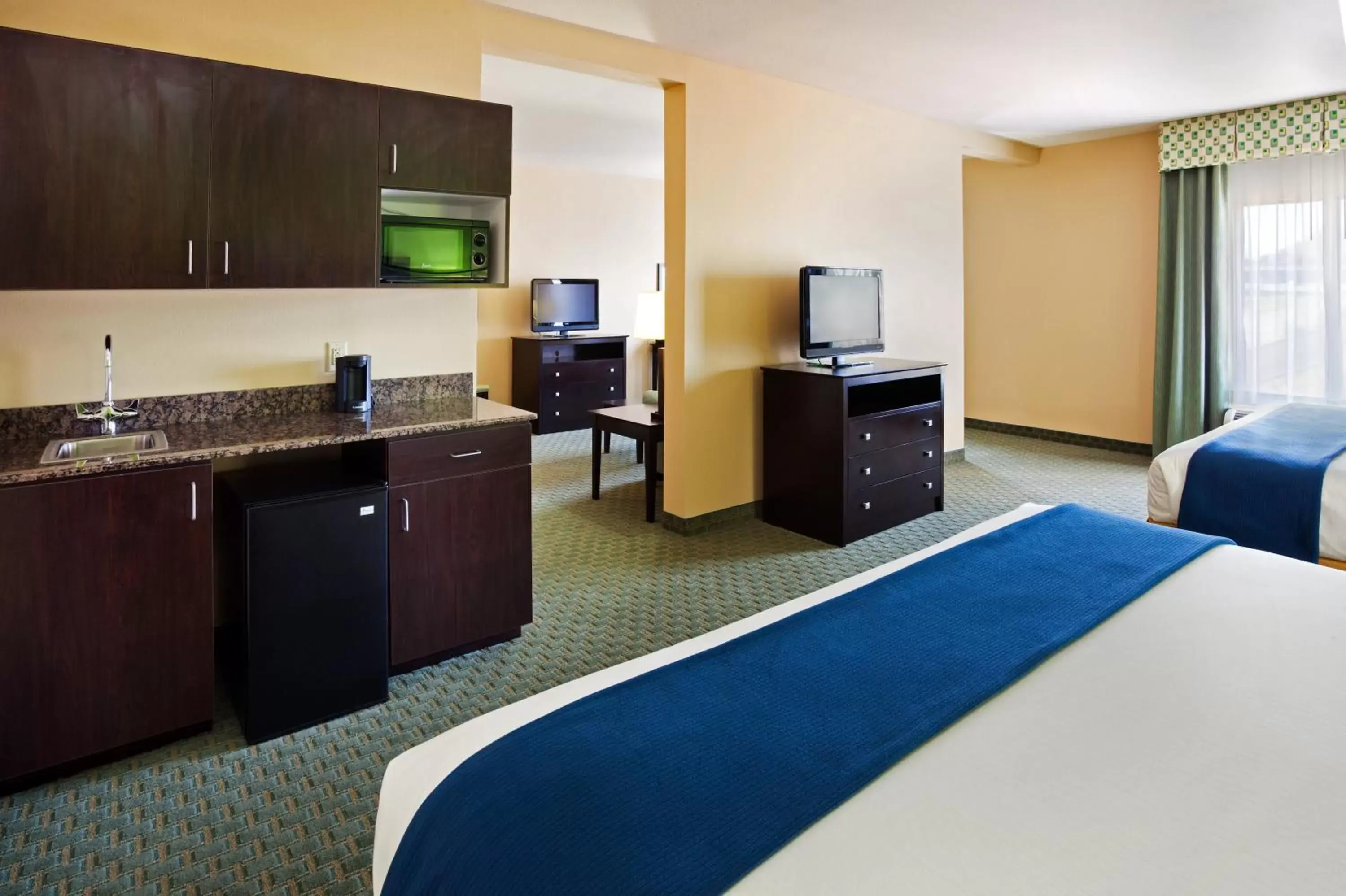 Photo of the whole room, TV/Entertainment Center in Holiday Inn Express Hotel & Suites Newport South, an IHG Hotel
