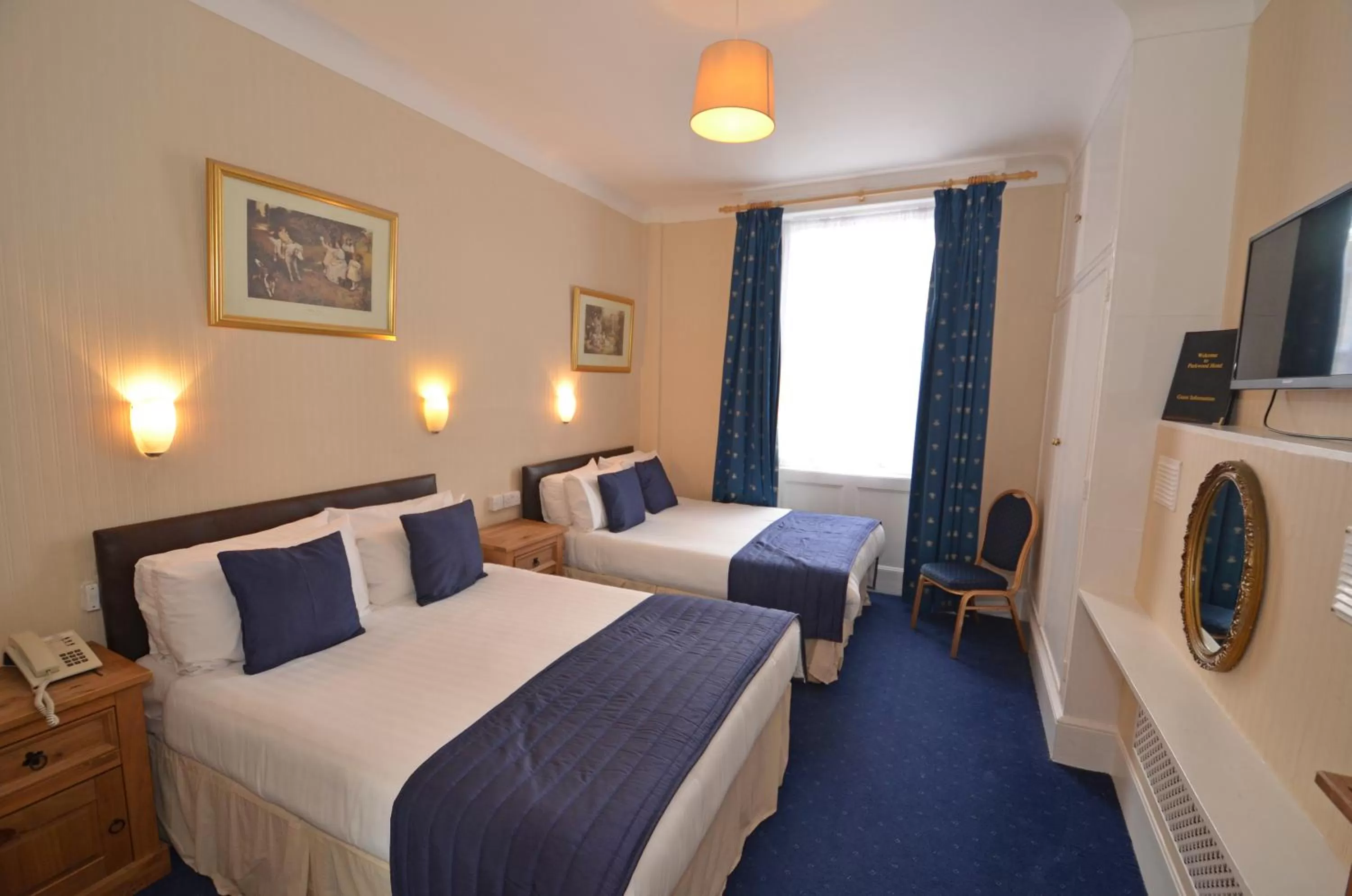 Photo of the whole room, Bed in Parkwood Hotel