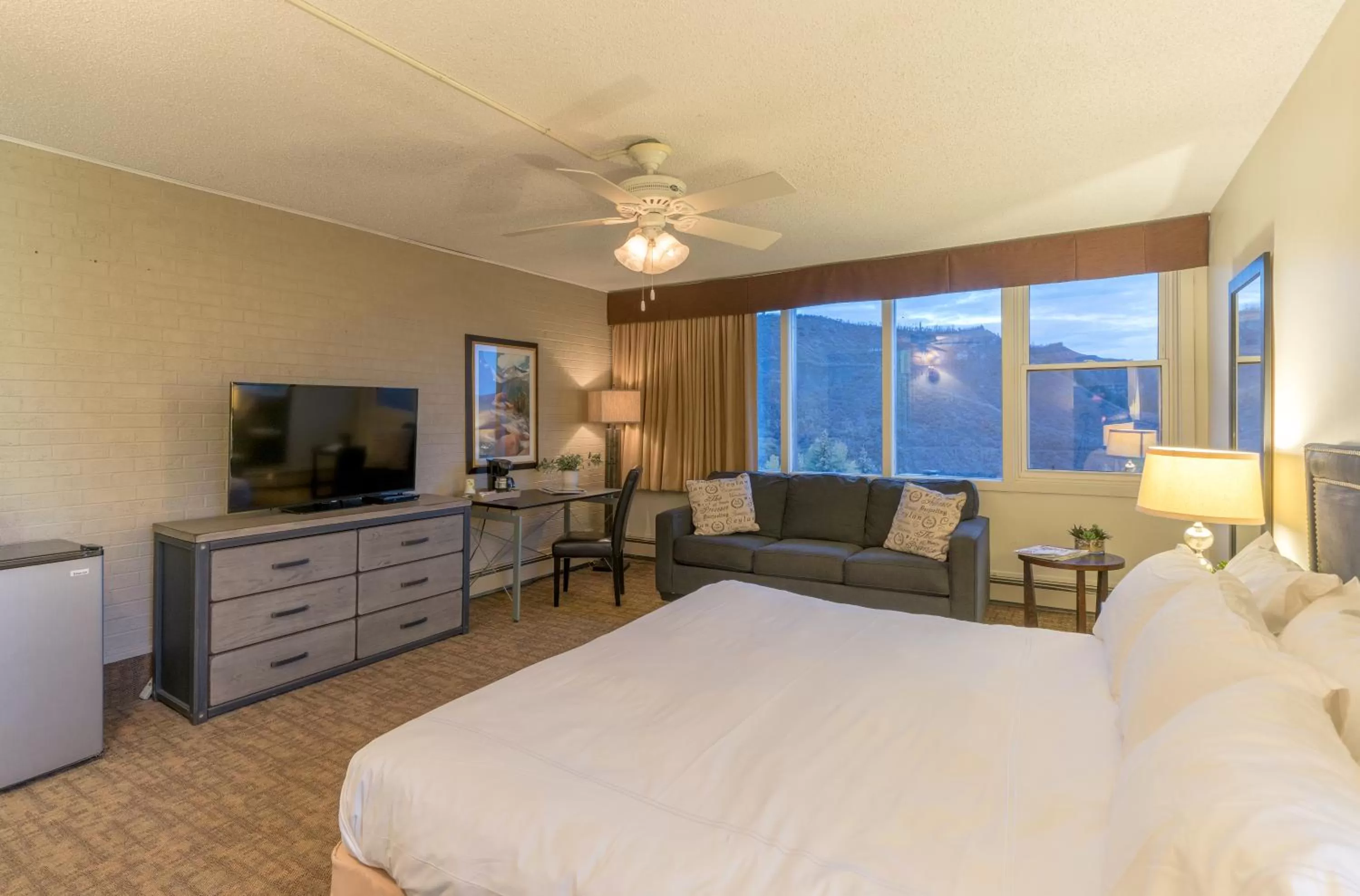 TV and multimedia, Bed in Mountain Chalet Snowmass