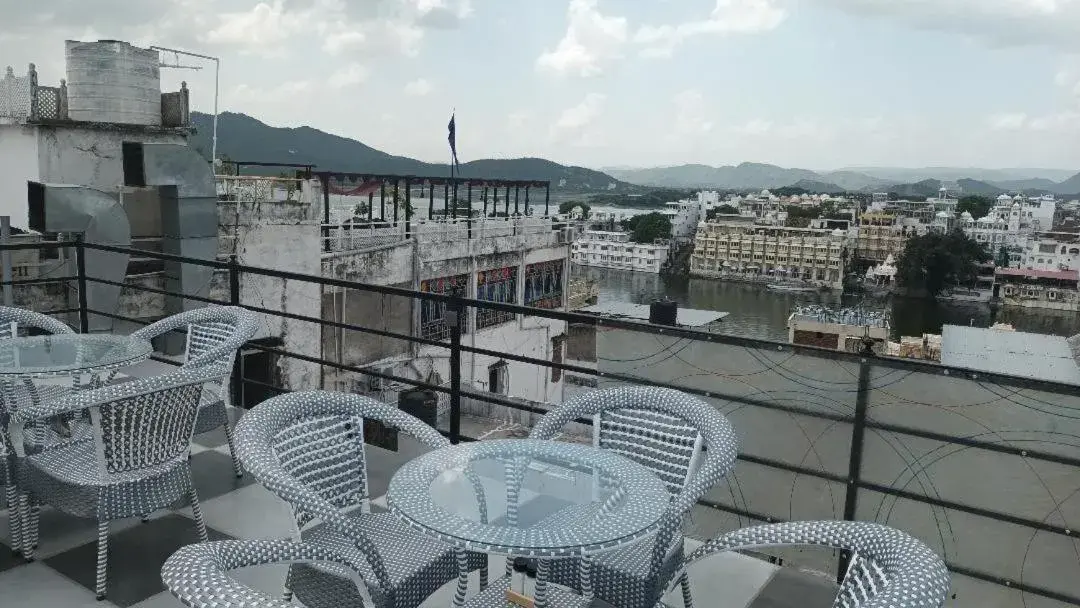 Restaurant/places to eat, Balcony/Terrace in Jag Niwas Guest House & restaurant