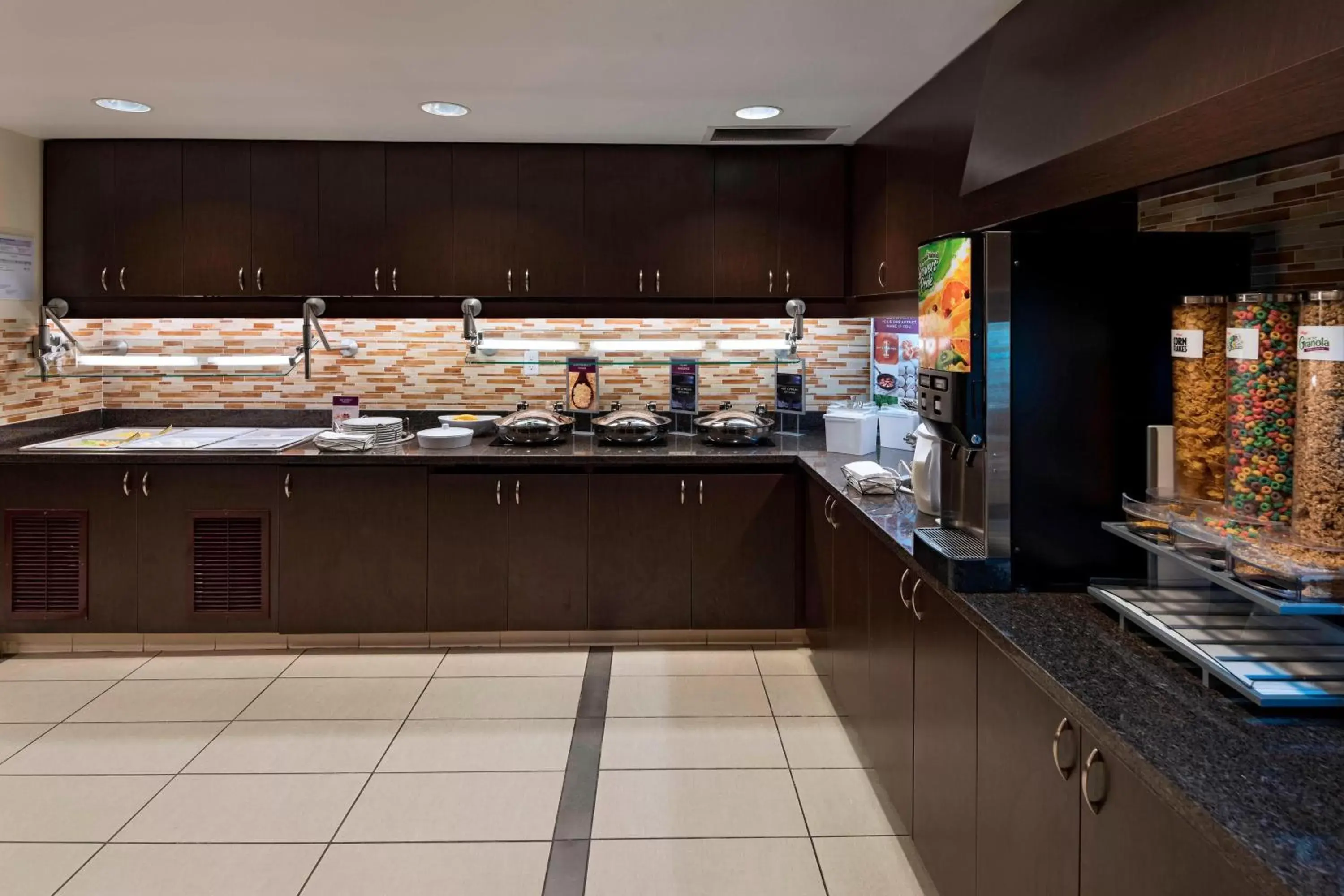 Breakfast, Kitchen/Kitchenette in Residence Inn by Marriott Omaha West
