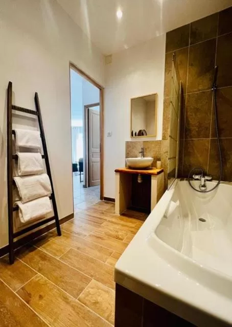 Bathroom in Oro Biancu