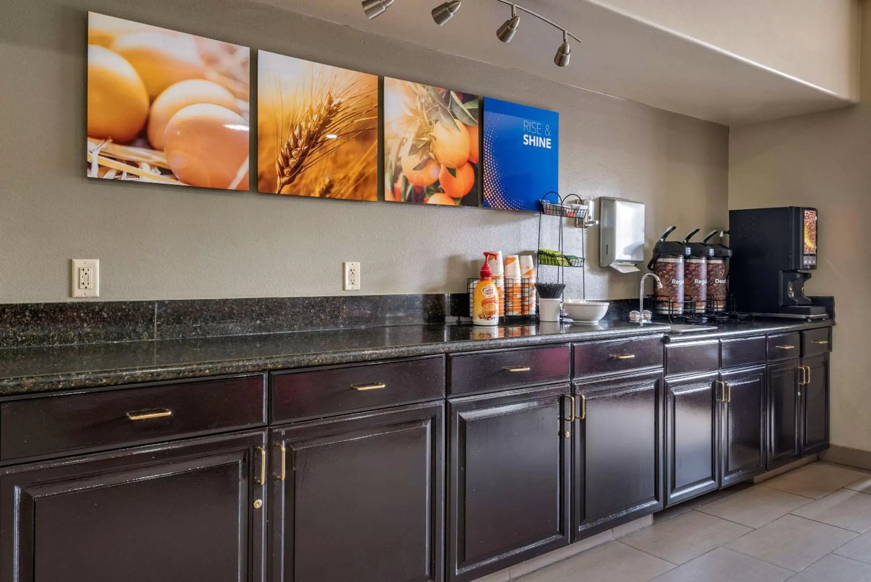 Restaurant/places to eat, Kitchen/Kitchenette in Comfort Inn & Suites