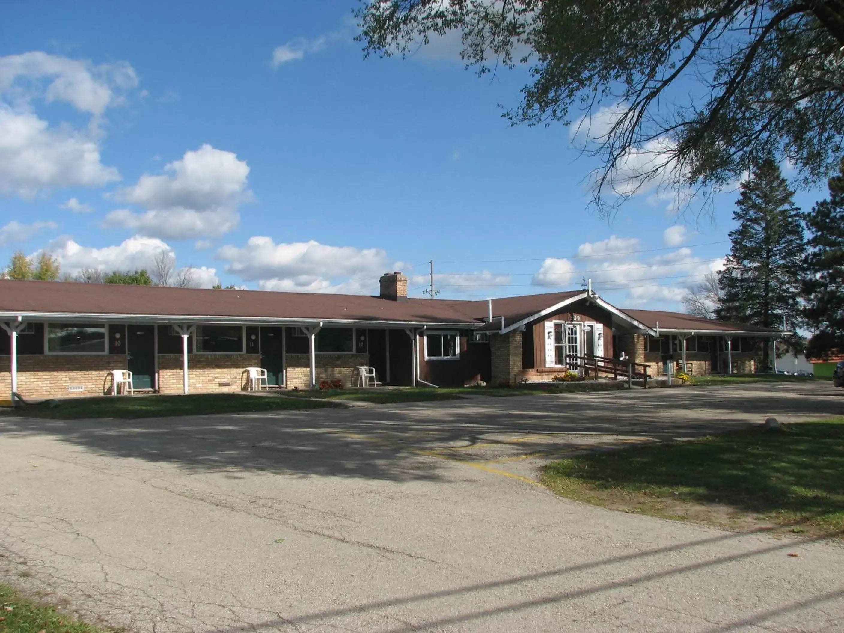 Property Building in Spinning Wheel Motel