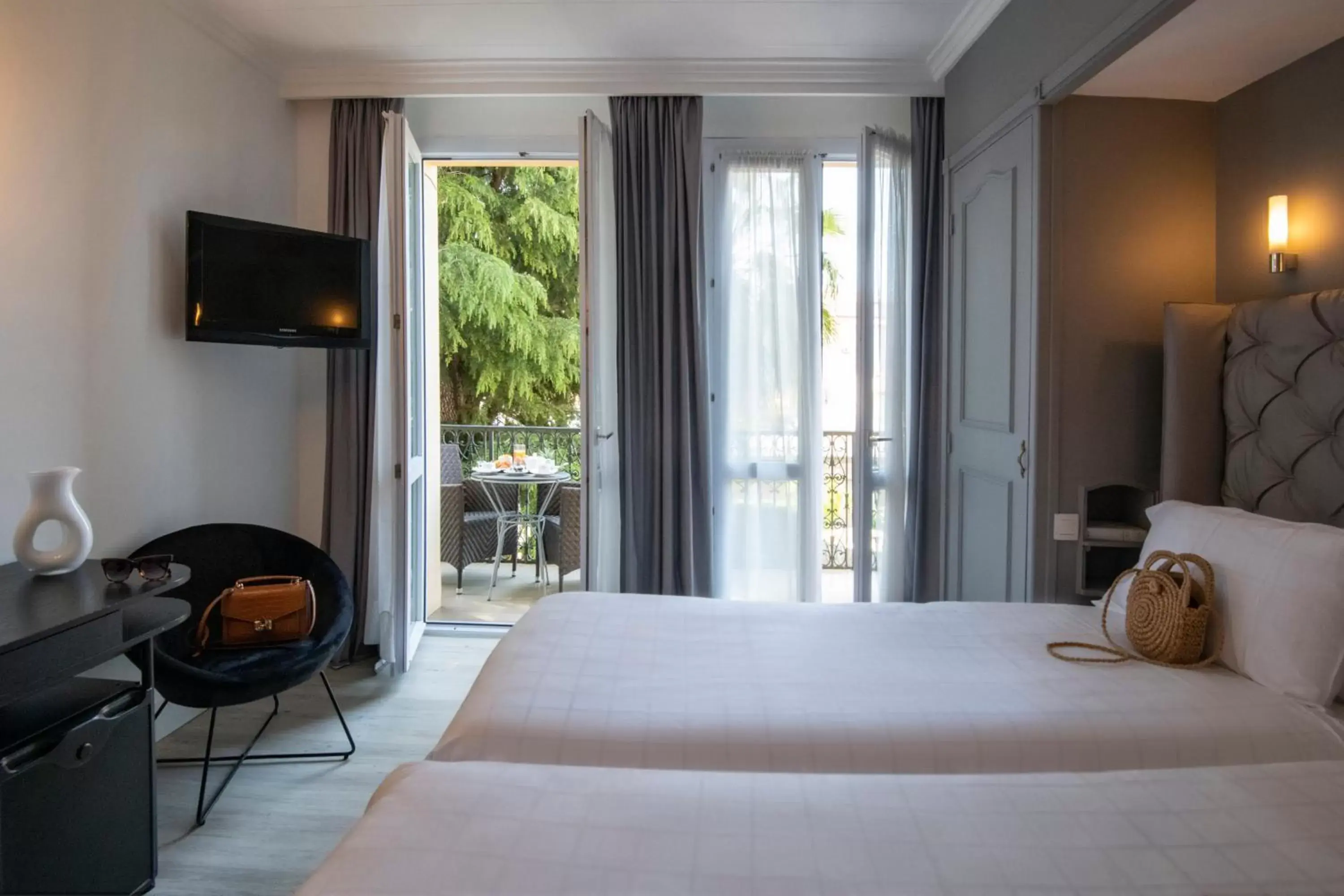 Balcony/Terrace, Bed in GOLDEN TULIP CANNES HOTEL de PARIS