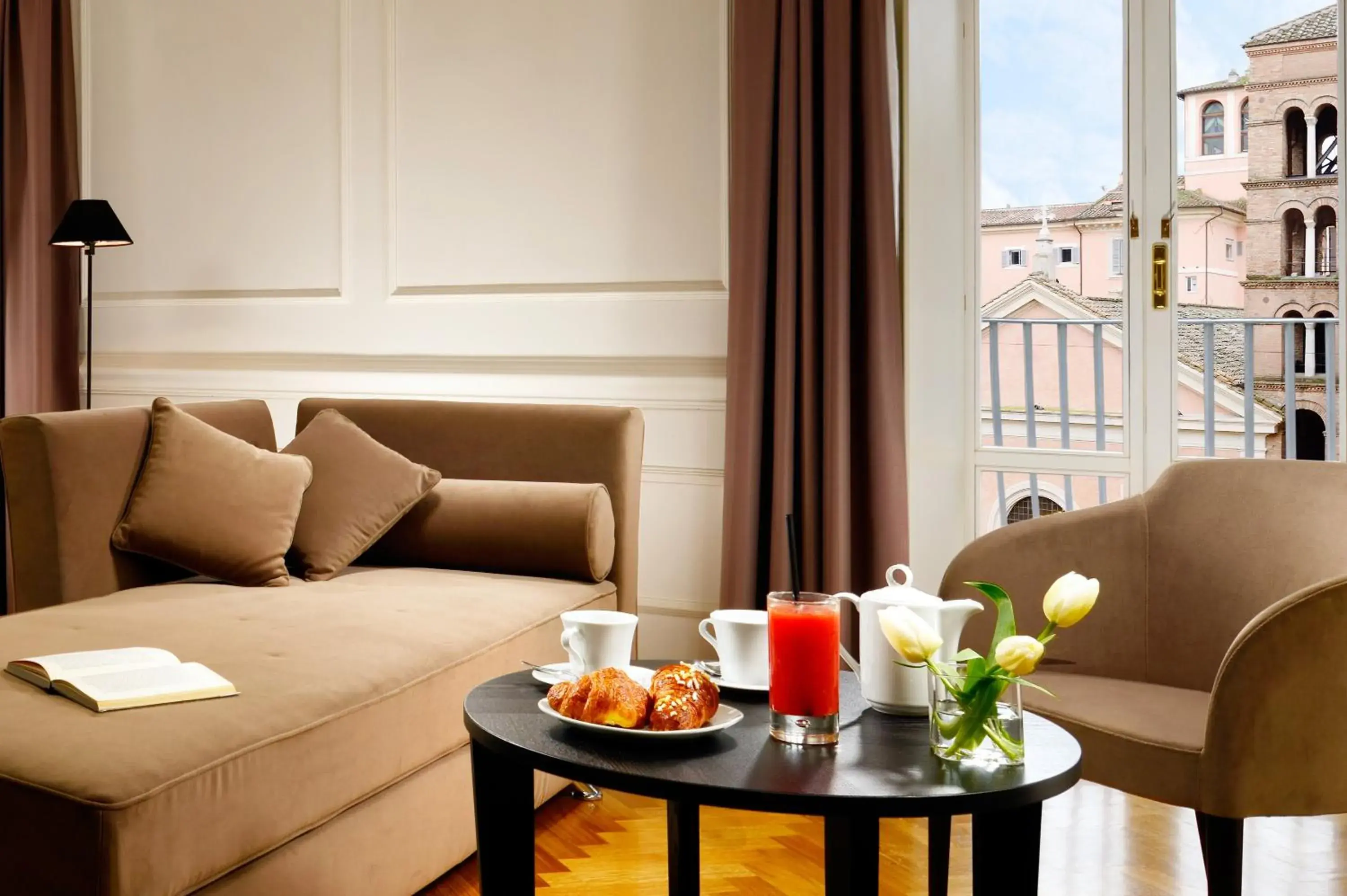Seating area in Splendor Suite Rome - Suites & Apartments