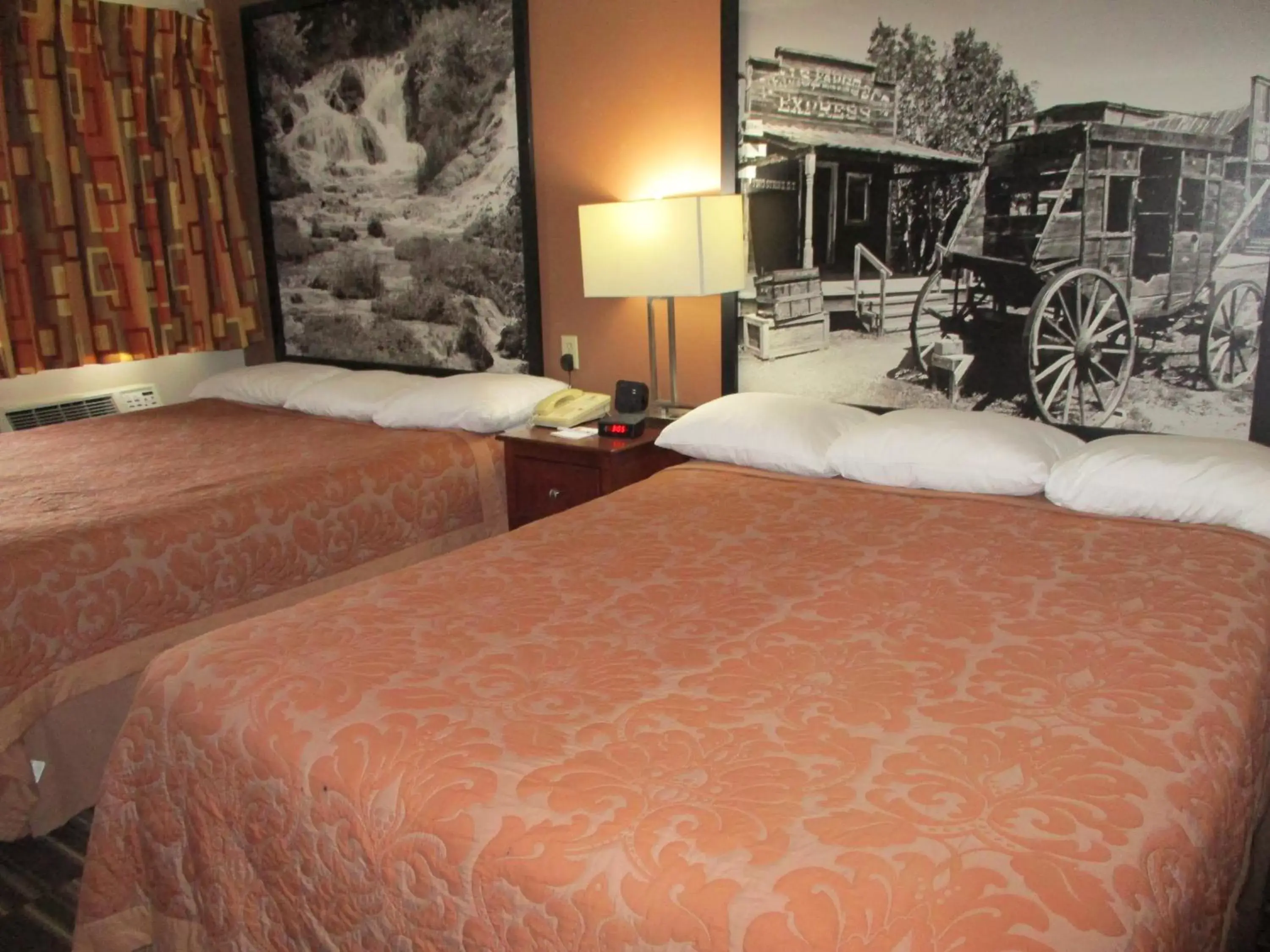 Photo of the whole room, Bed in Super 8 by Wyndham Madison