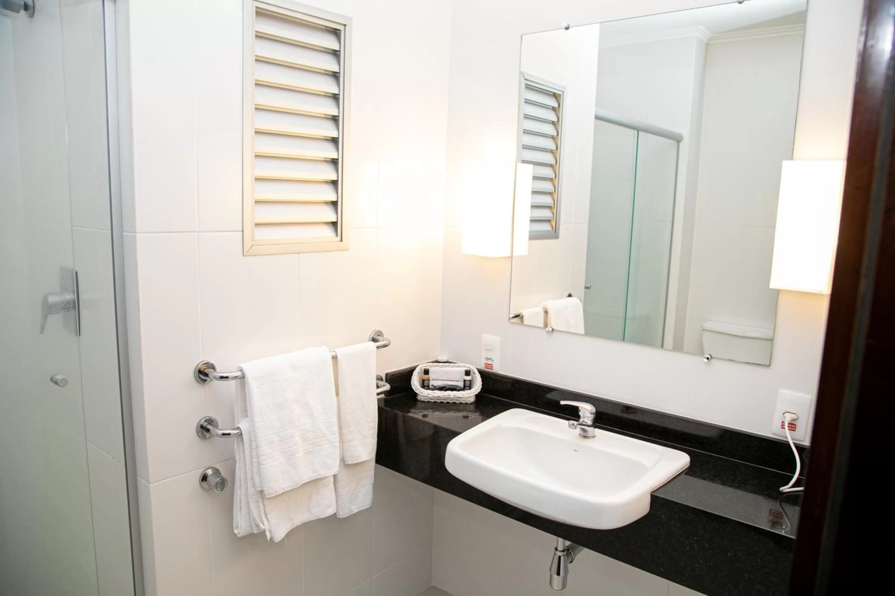 Bathroom in Plaza Blumenau Hotel