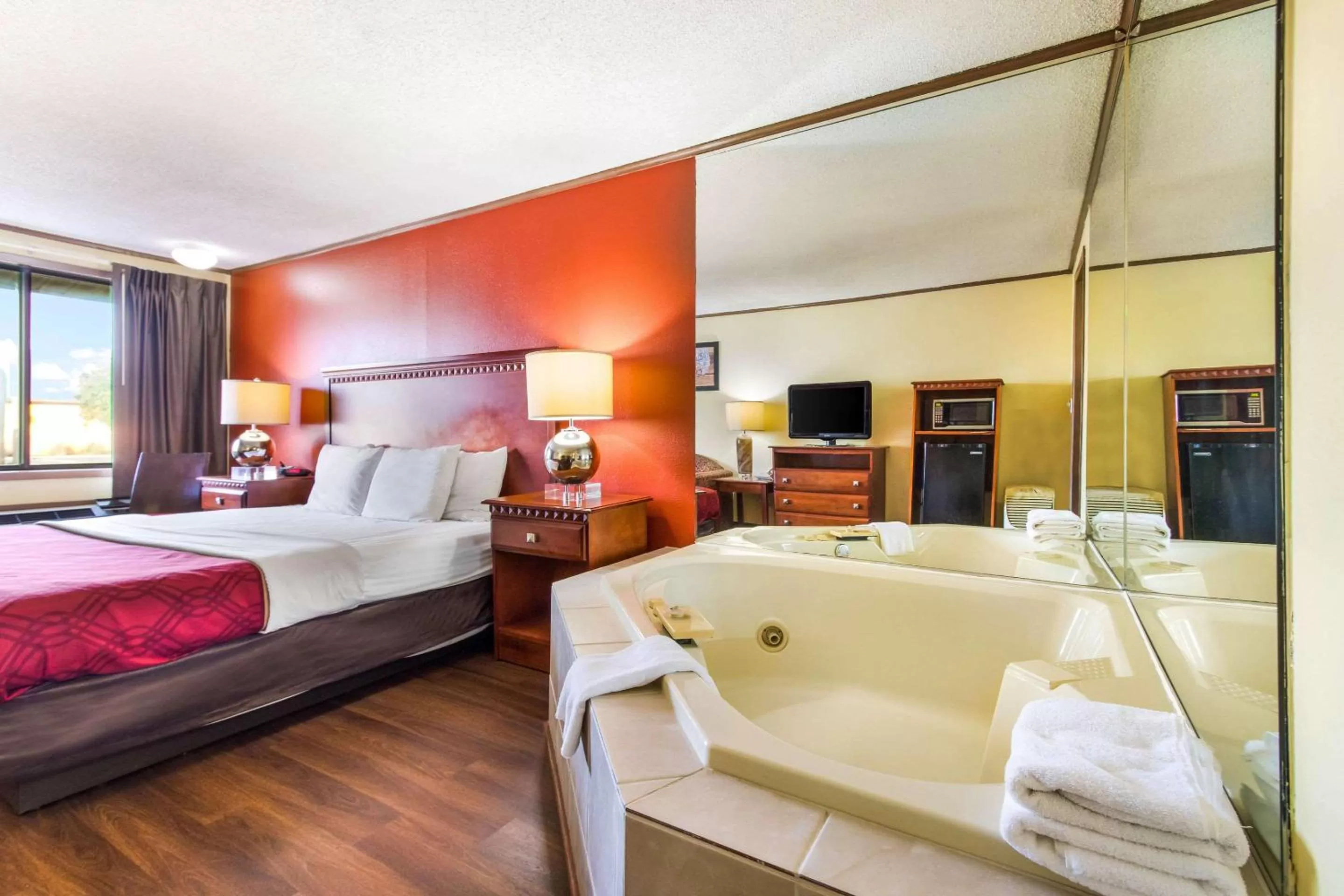 Photo of the whole room, Bed in Econo Lodge