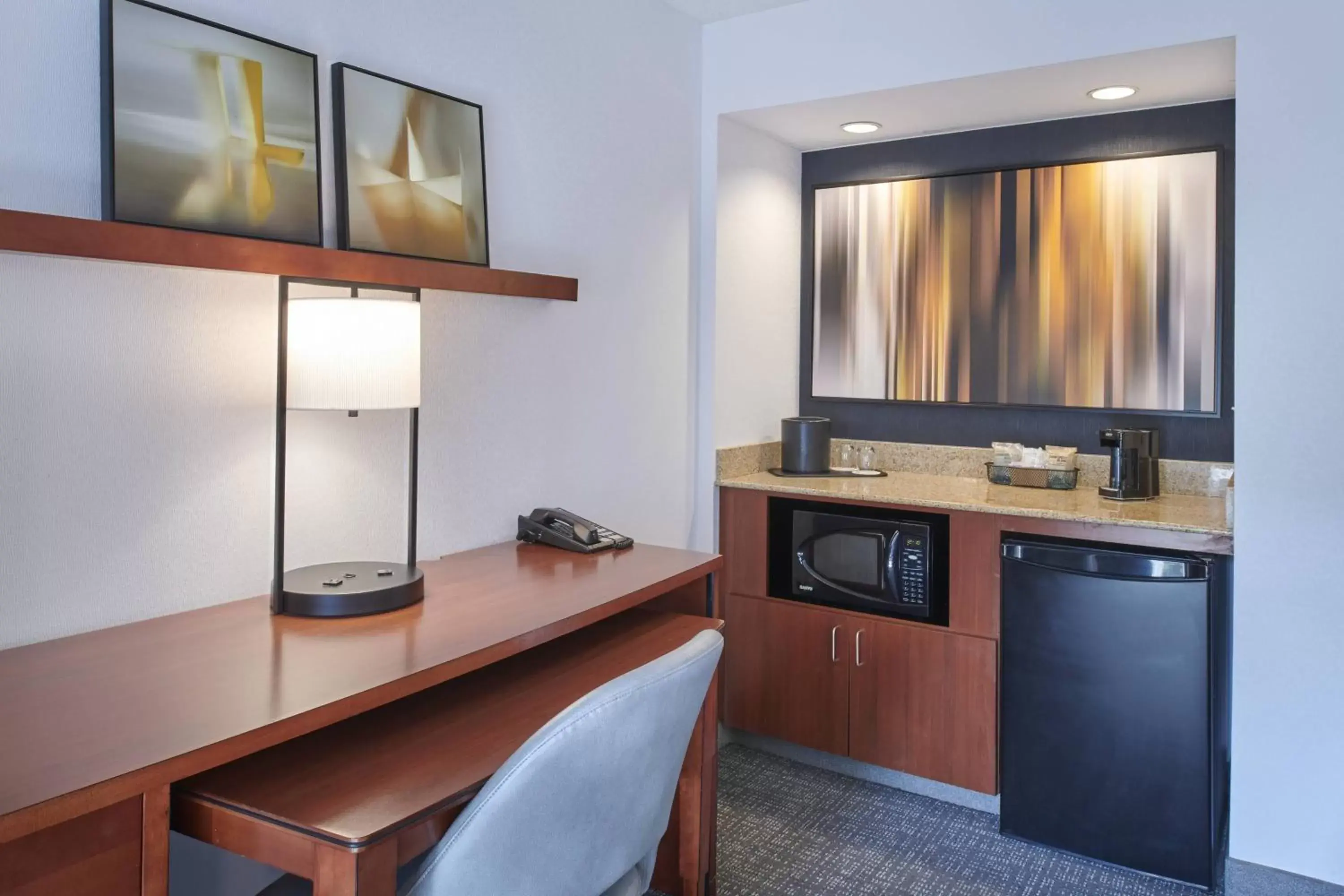 Photo of the whole room, Kitchen/Kitchenette in Courtyard by Marriott Detroit Troy