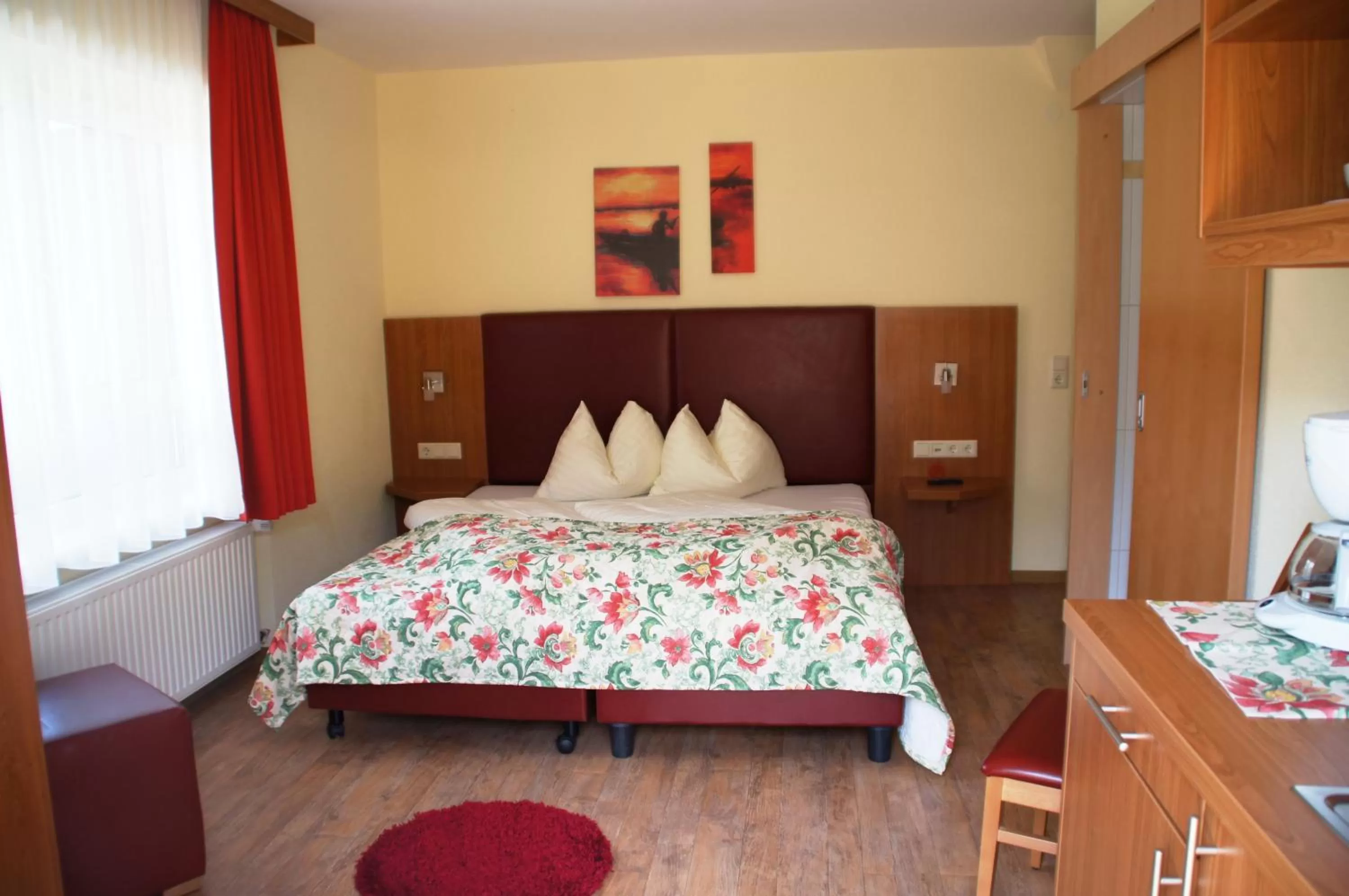 Bed in Mountain Motel