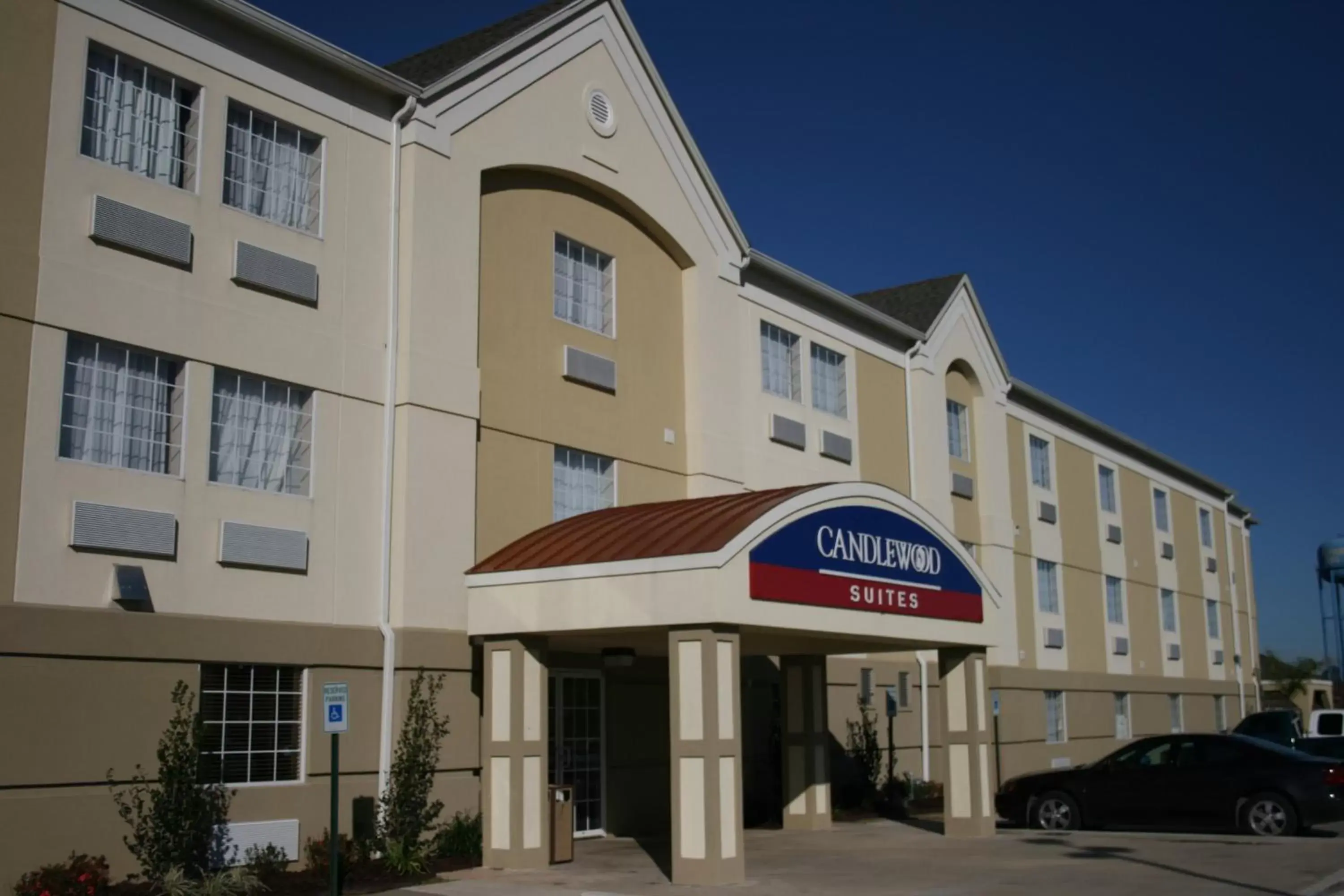 Property Building in Candlewood Suites Lake Charles-Sulphur, an IHG Hotel
