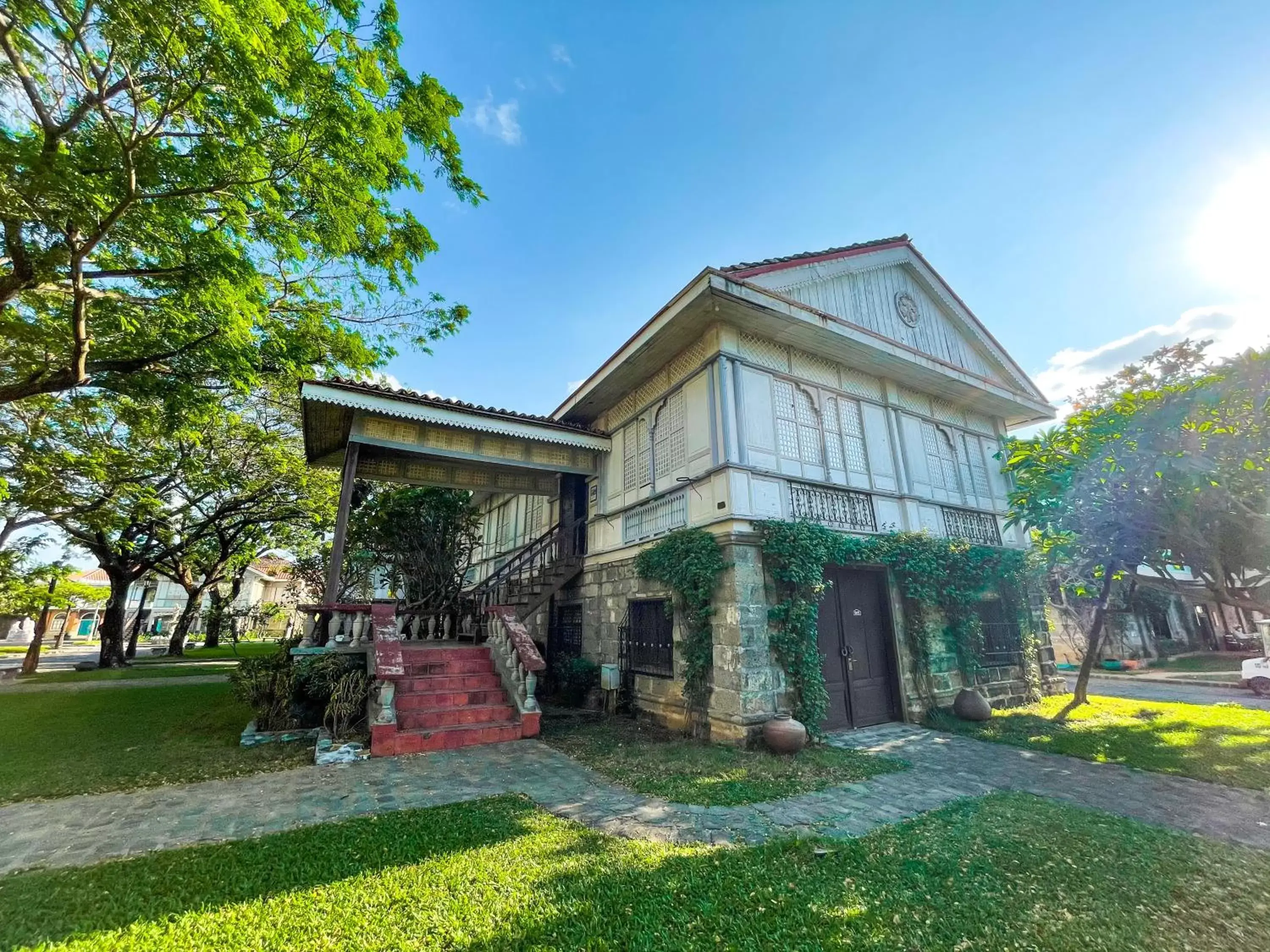 Property Building in Las Casas Filipinas de Acuzar