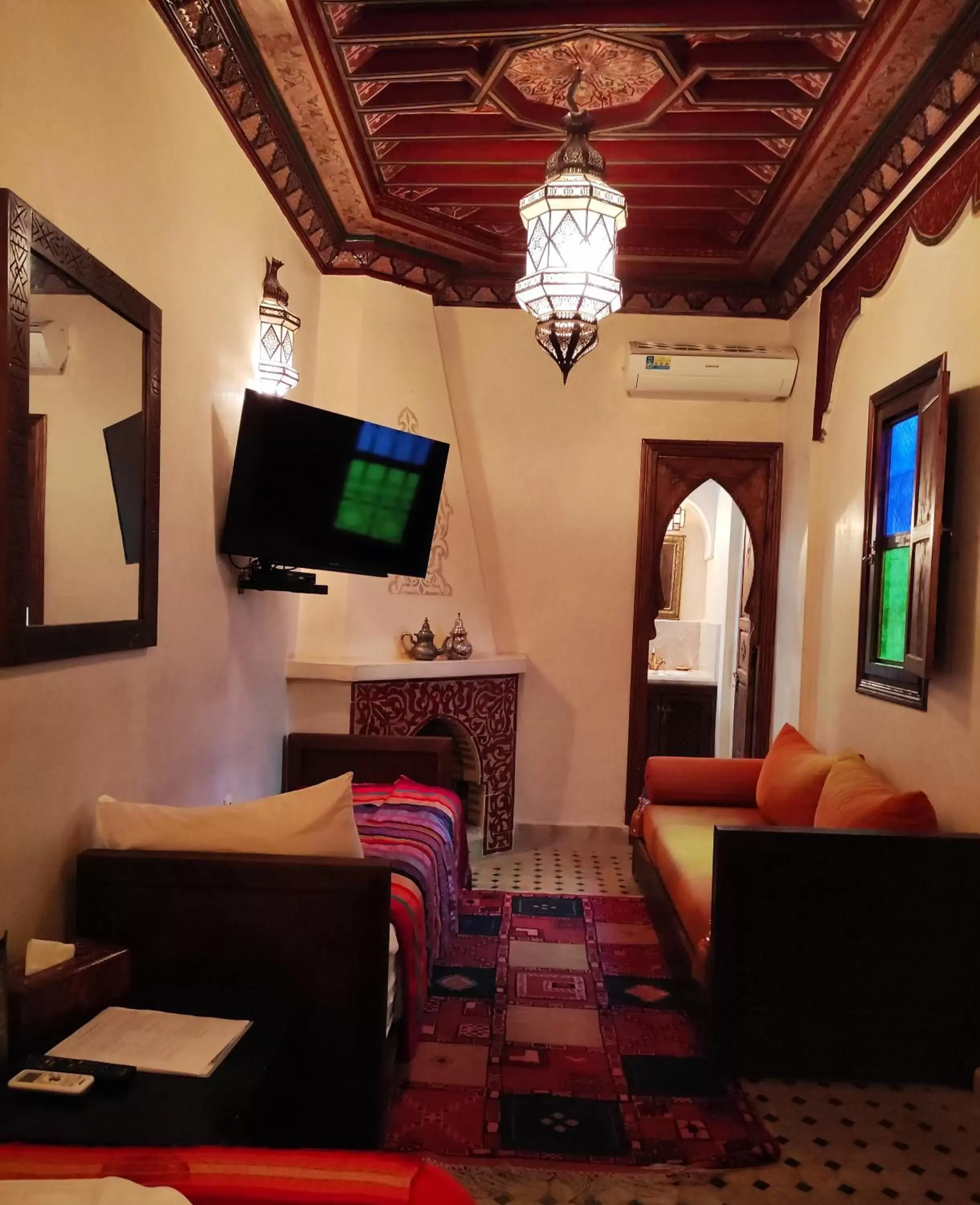Bed, TV/Entertainment Center in Riad Ghali Hotel & SPA