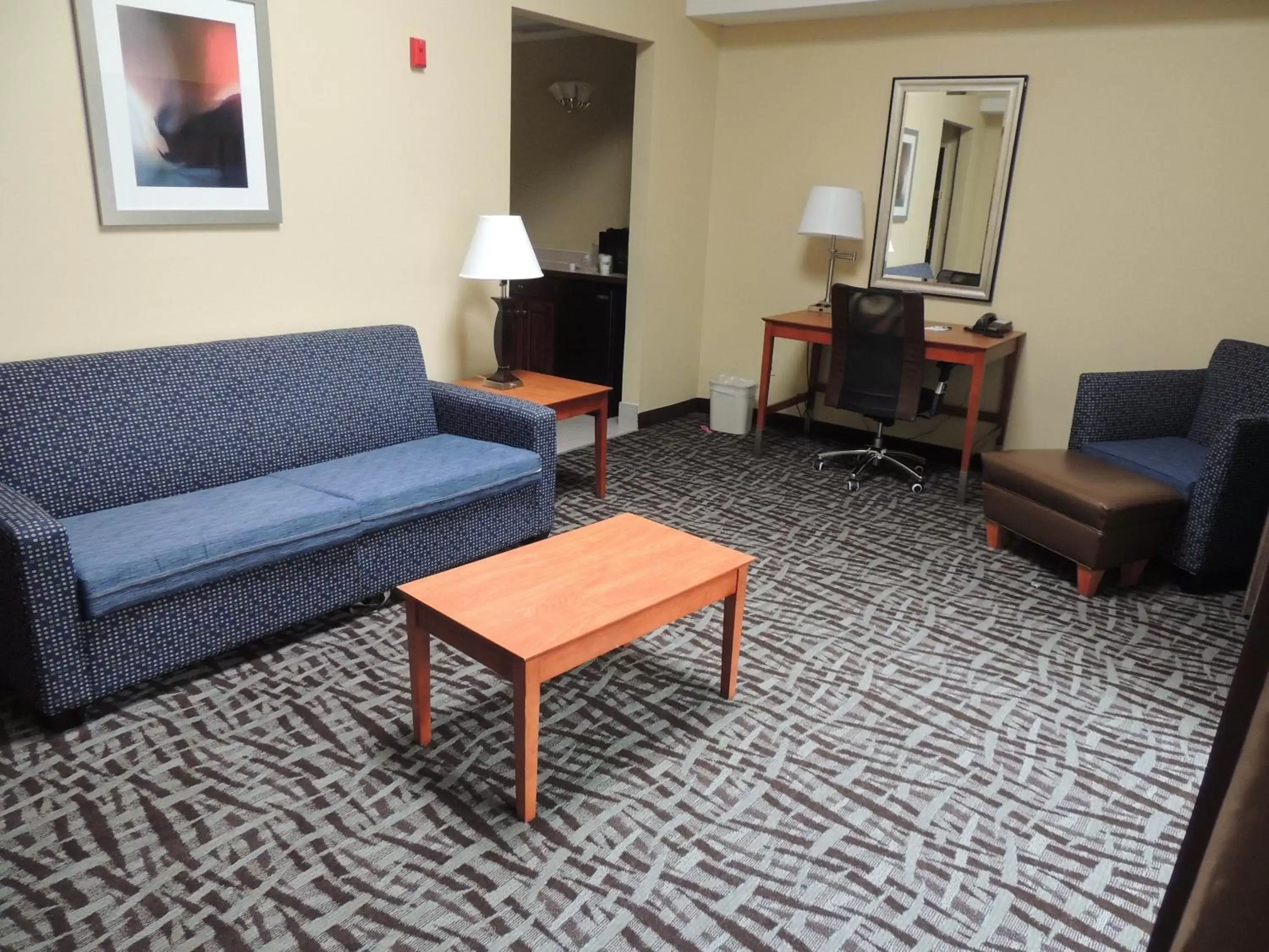 Bedroom, Seating Area in Holiday Inn Express Trussville, an IHG Hotel