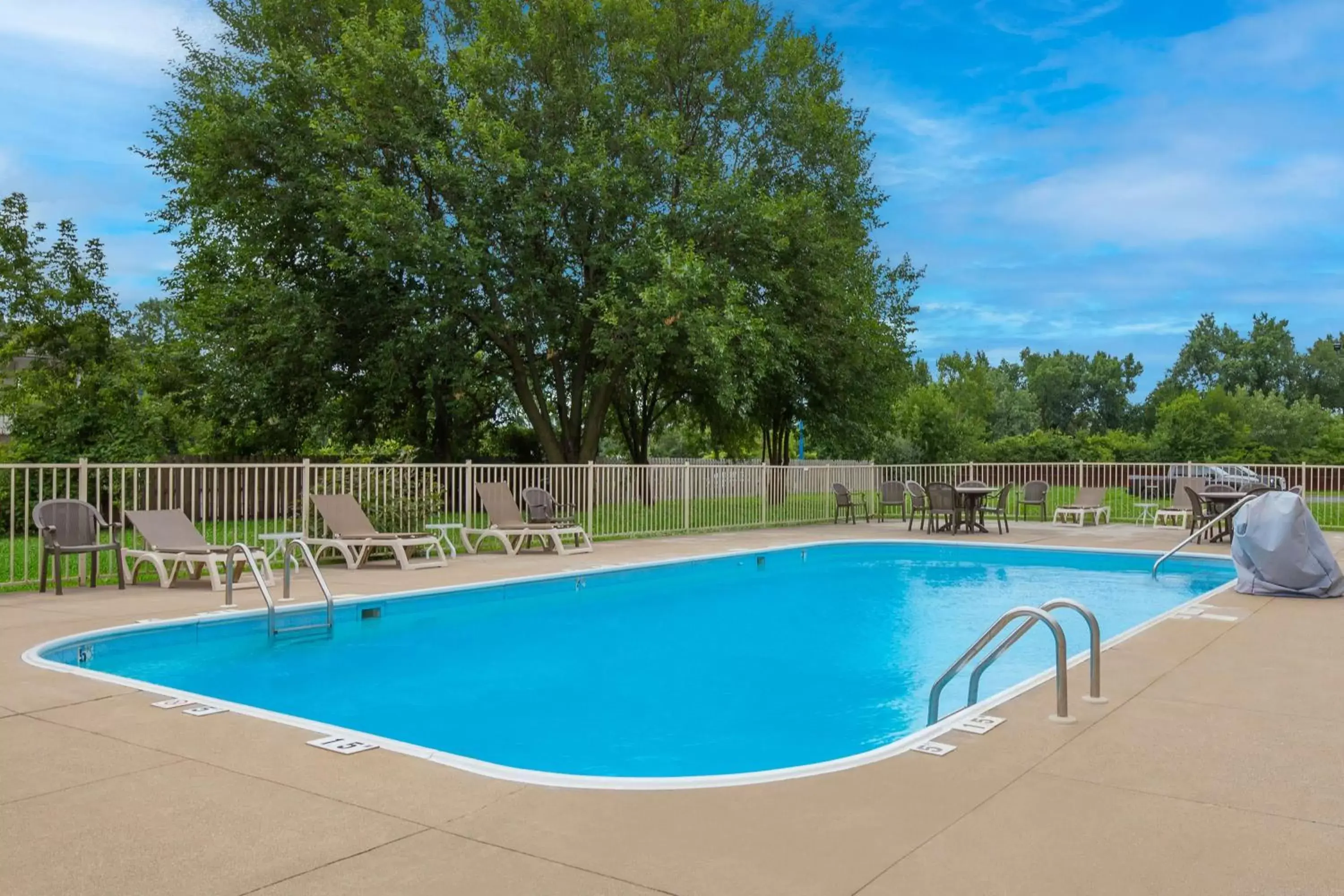 Pool view, Swimming Pool in Best Western Northwest Indiana Inn