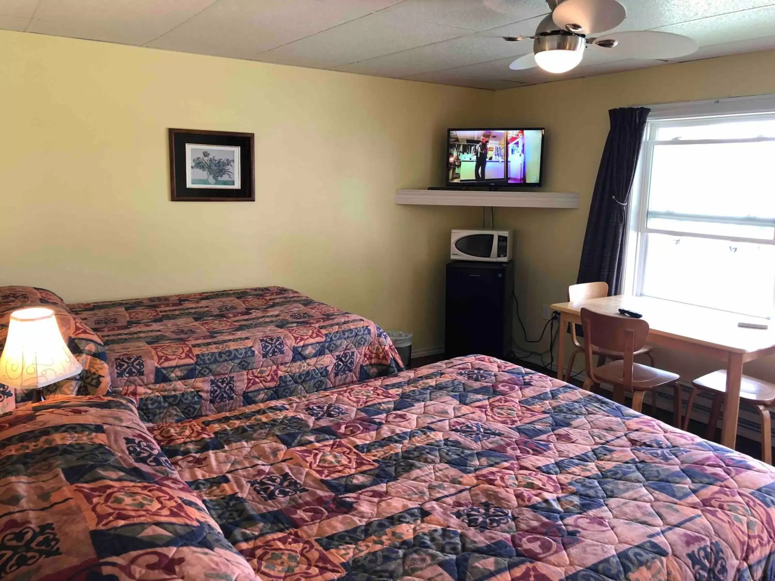Photo of the whole room, Bed in Lakelawn B&B and Motel