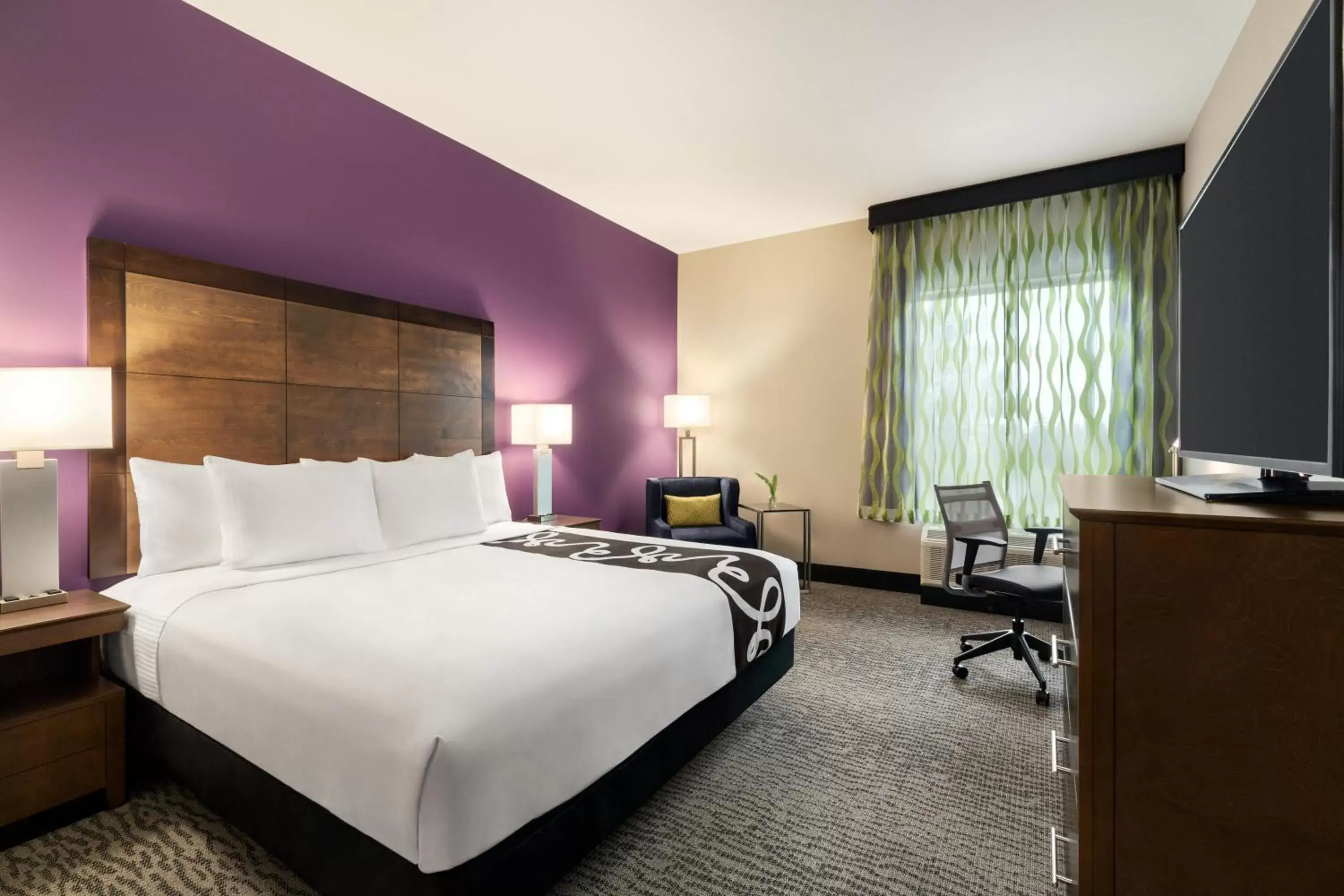 Bed in La Quinta Inn & Suites by Wyndham Burlington