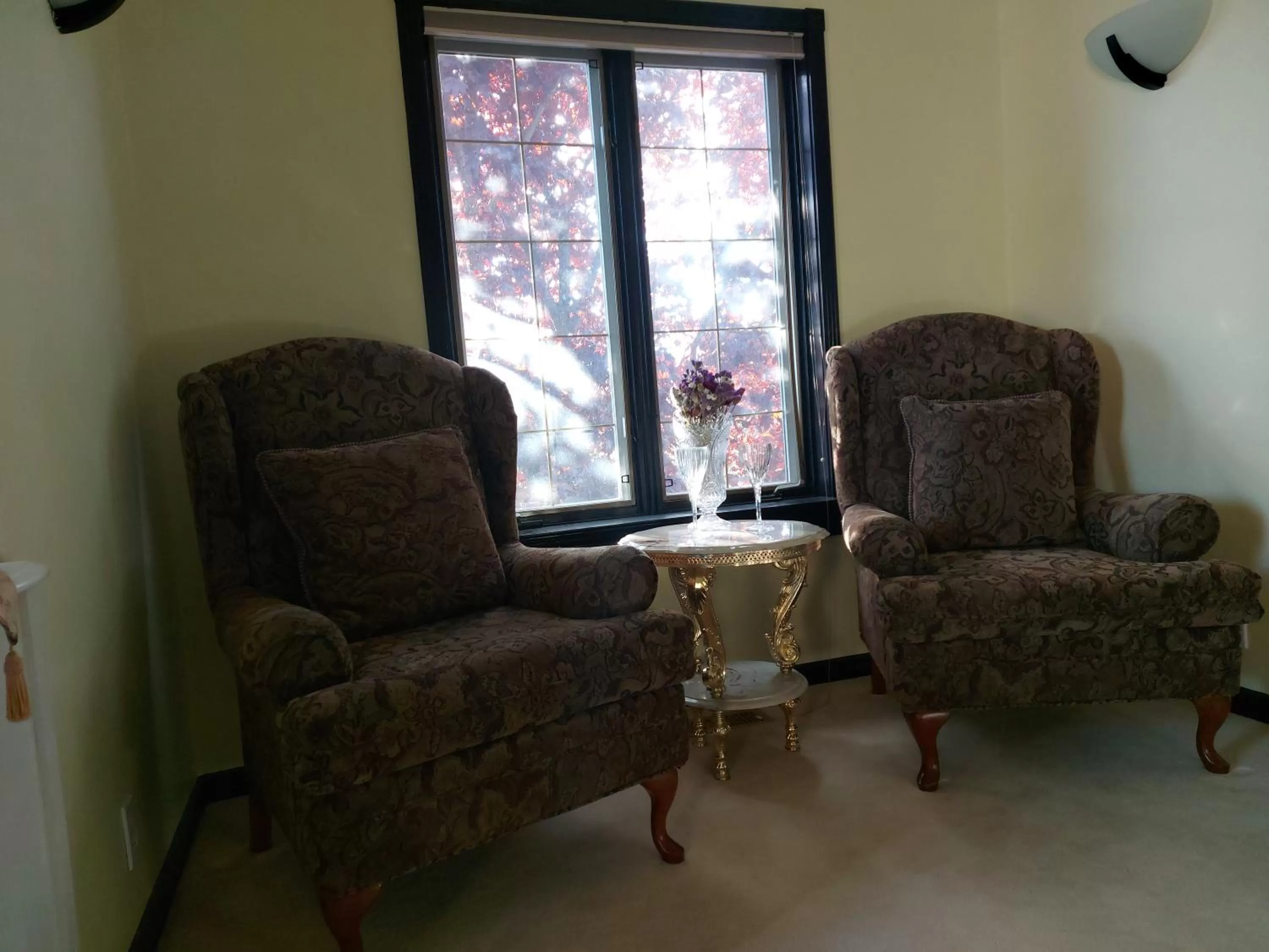 Bedroom, Seating Area in Summer Express Kelowna B&B - Villa Bellissimo Fran-Talia