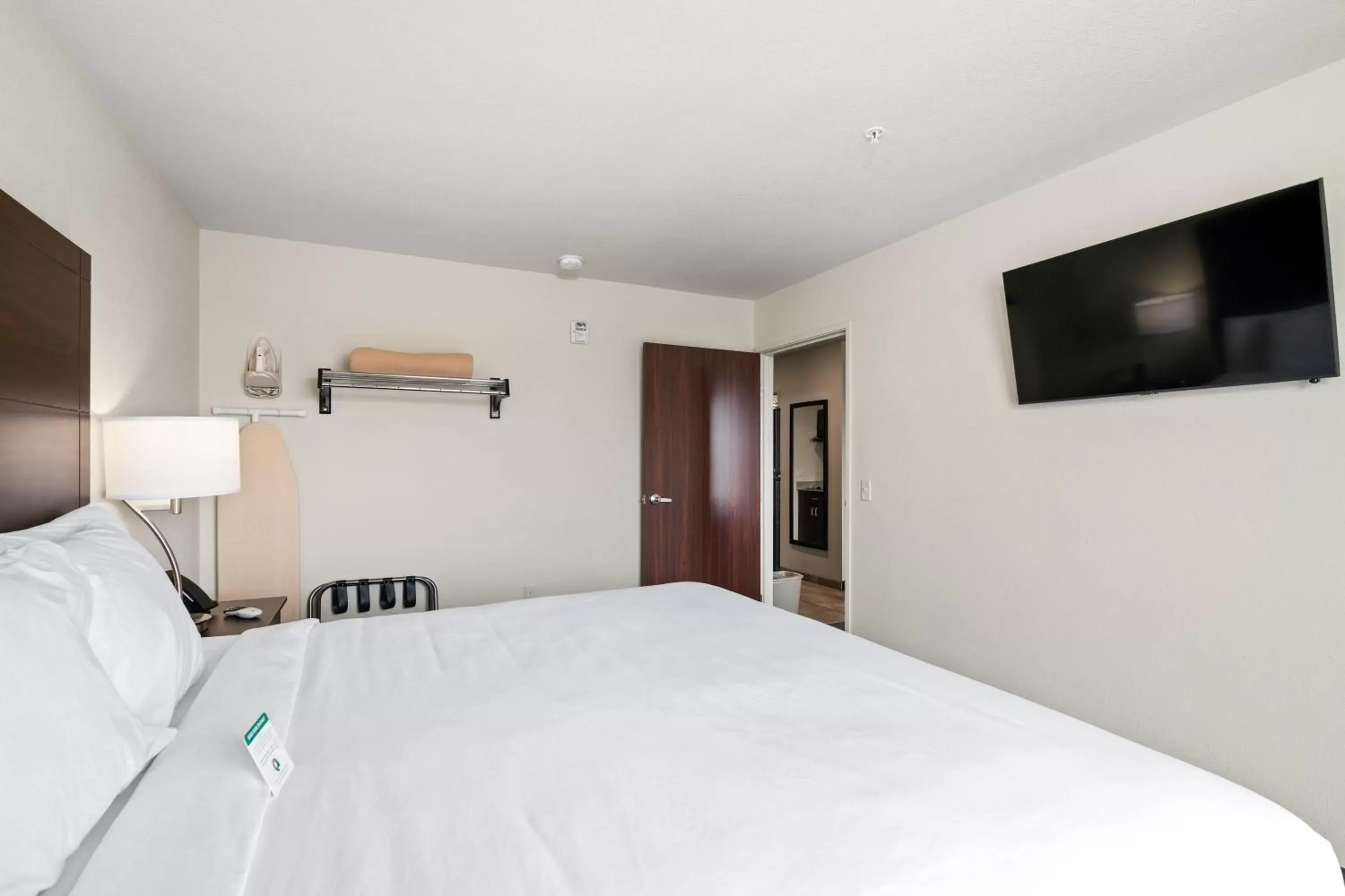 Bed in Cobblestone Inn & Suites - Yuma